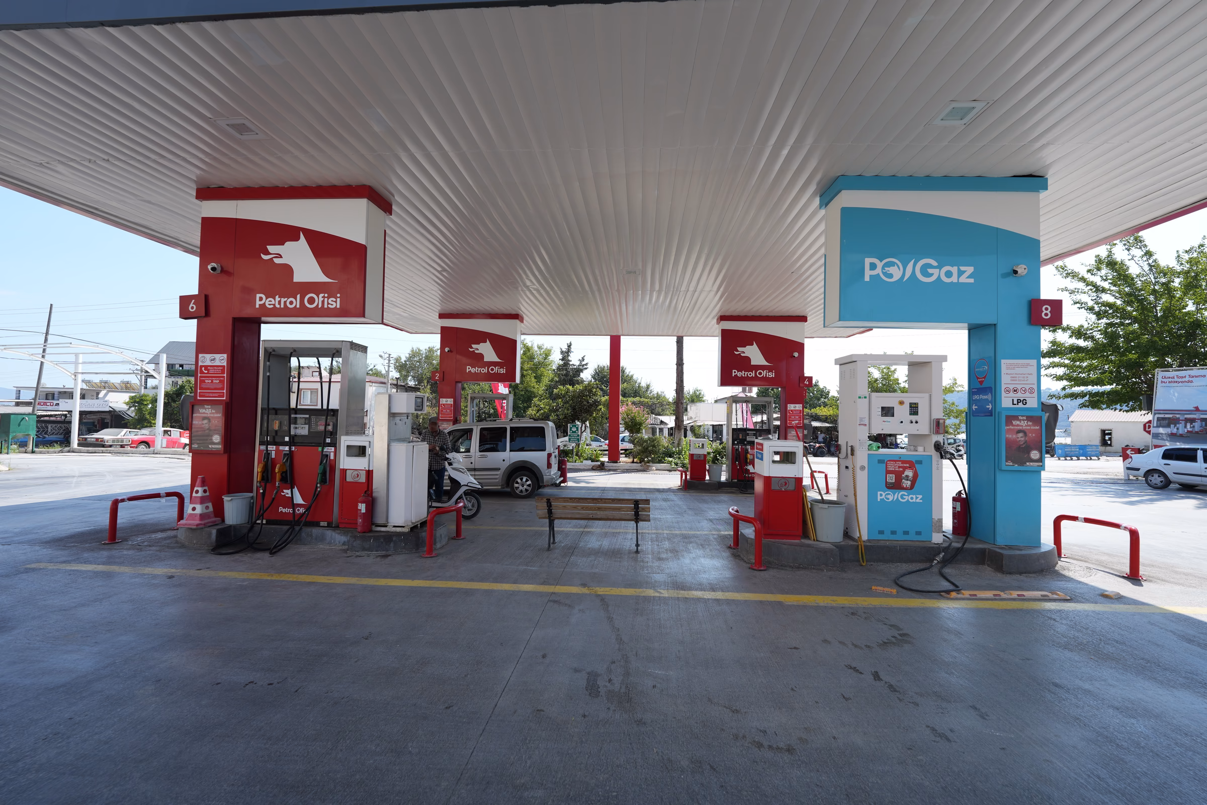 Karaköy Petrol Ofisi istasyon alanının yerden görünümü — pompalar ve kanopi altı (2/4)