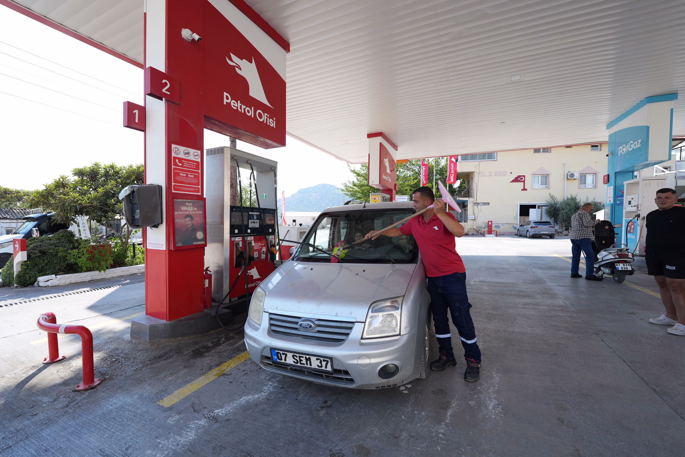 Karaköy Petrol Ofisi istasyon alanının yerden görünümü — pompalar ve kanopi altı (3/4)