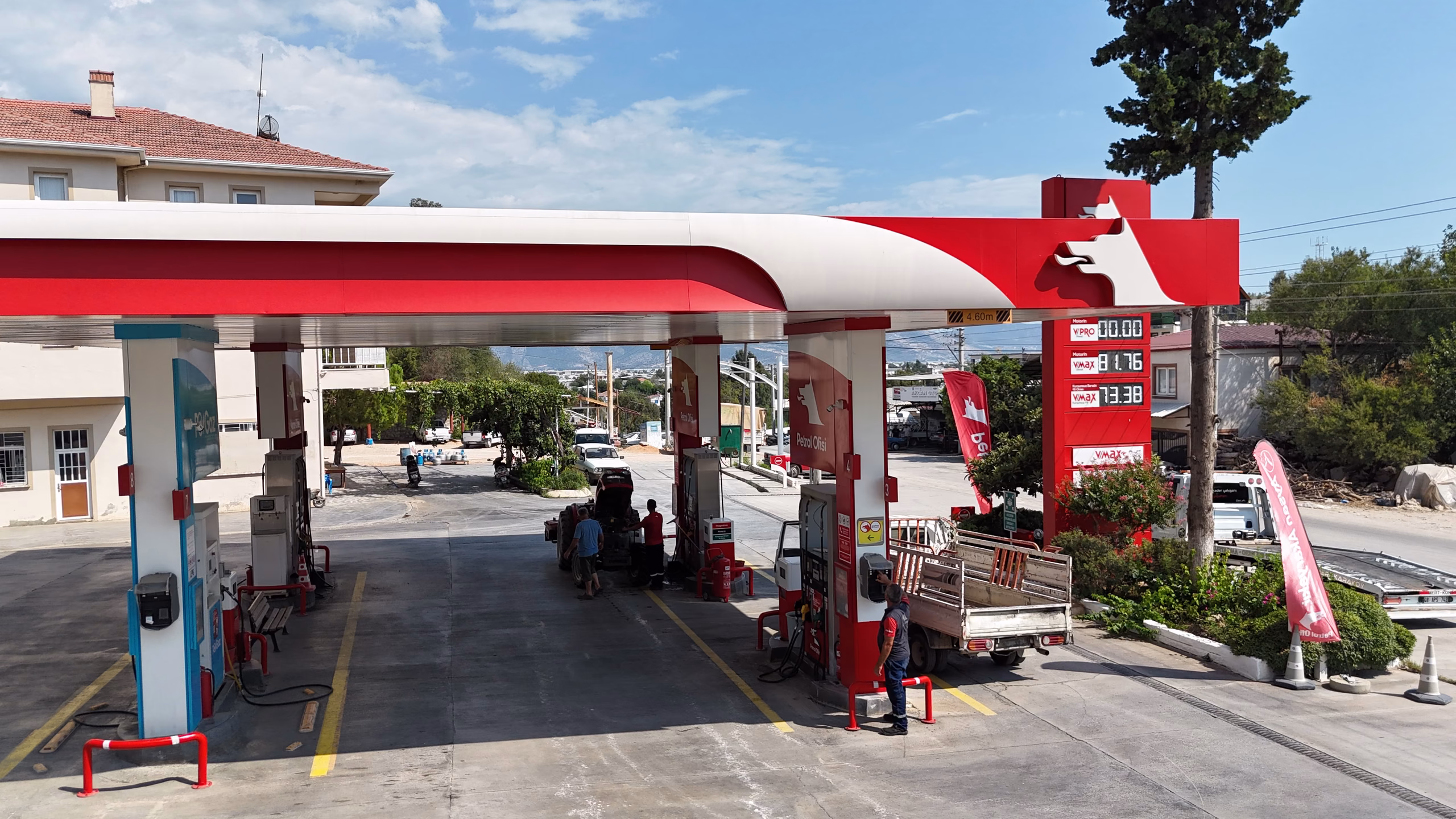 Karaköy Petrol Ofisi istasyonunun havadan görünümü — kanopi, akaryakıt adaları ve Seydikemer çevresi (10/11)
