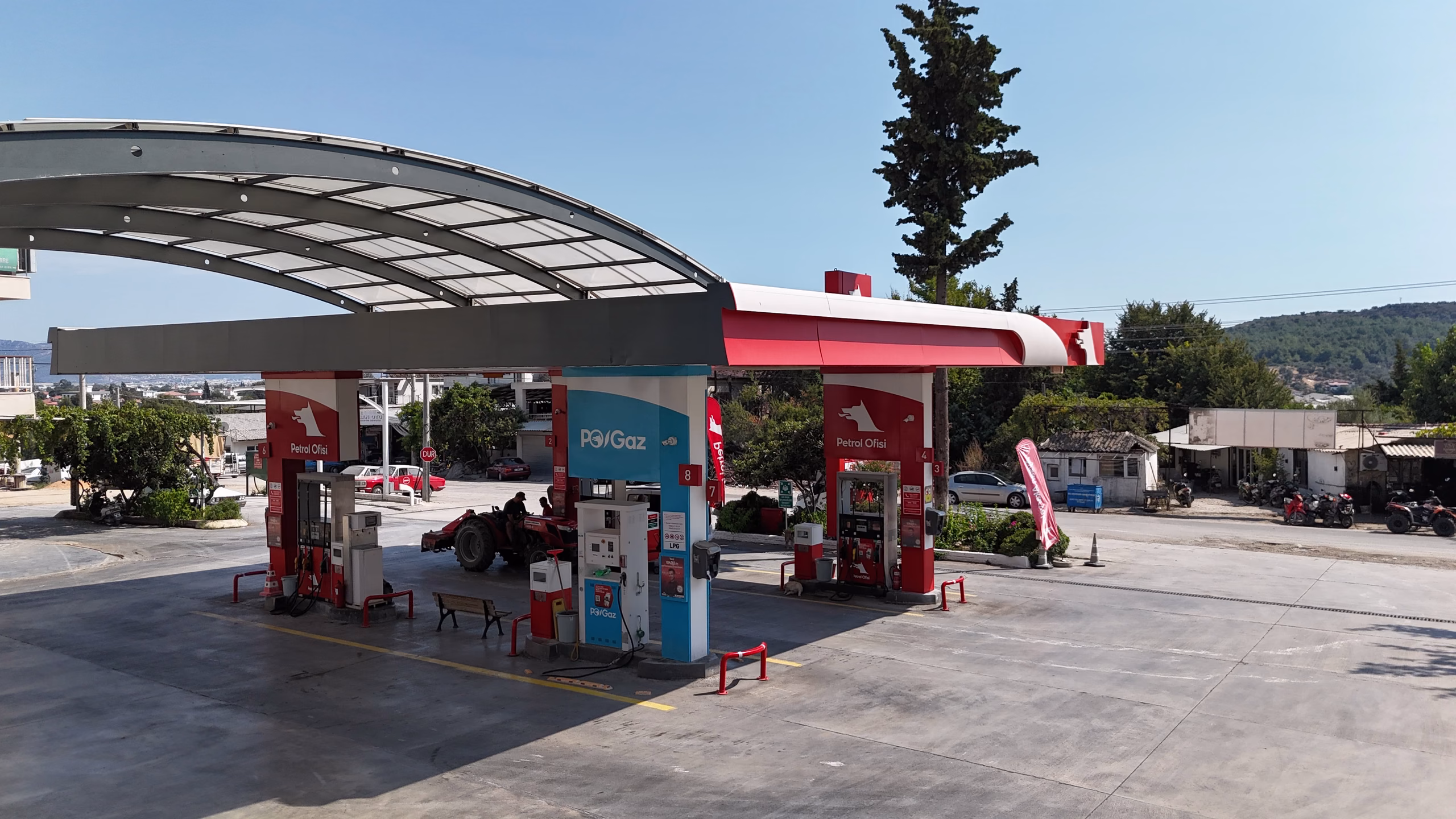 Karaköy Petrol Ofisi istasyonunun havadan görünümü — kanopi, akaryakıt adaları ve Seydikemer çevresi (11/11)