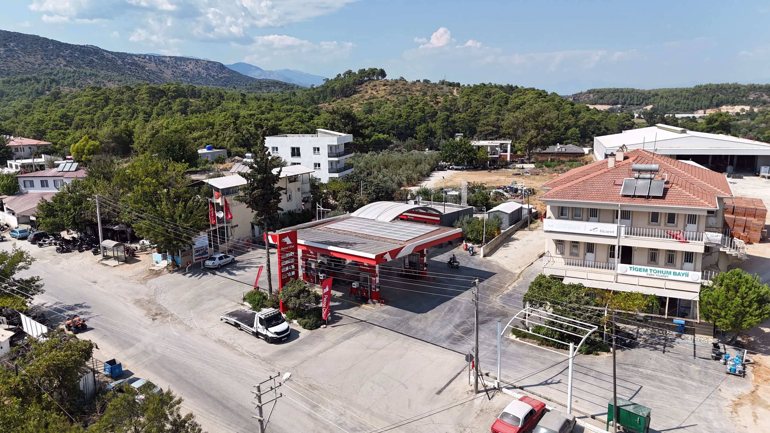 Karaköy Petrol Ofisi istasyonunun havadan görünümü — kanopi, akaryakıt adaları ve Seydikemer çevresi (4/11)