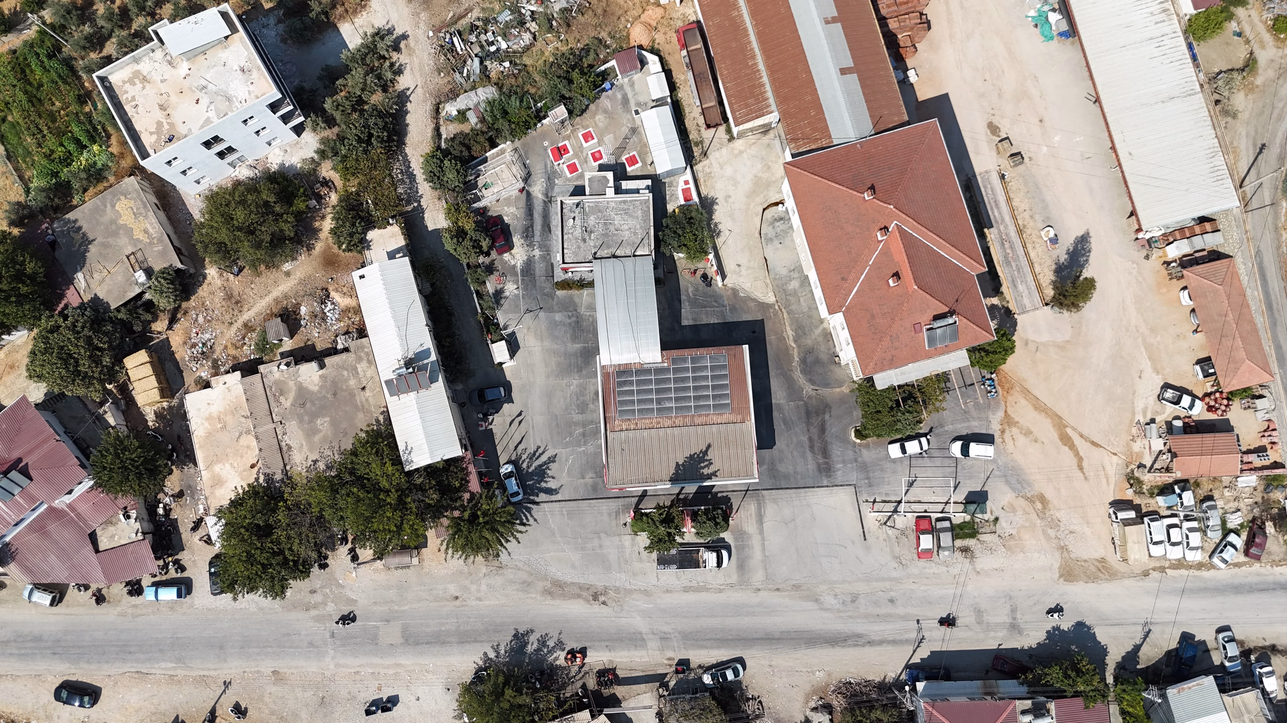 Karaköy Petrol Ofisi istasyonunun havadan görünümü — kanopi, akaryakıt adaları ve Seydikemer çevresi (5/11)