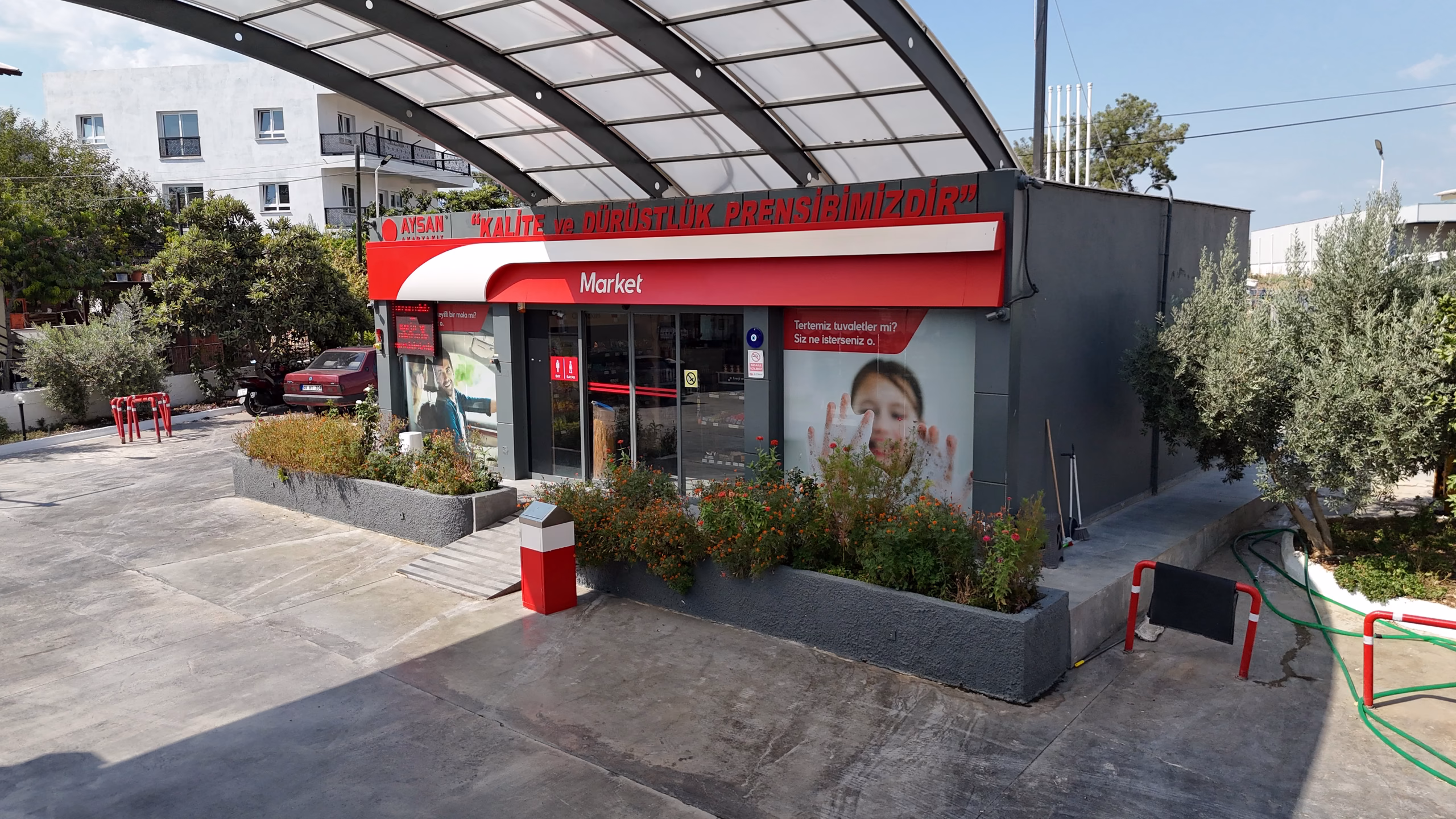 Karaköy Petrol Ofisi istasyonunun havadan görünümü — kanopi, akaryakıt adaları ve Seydikemer çevresi (6/11)