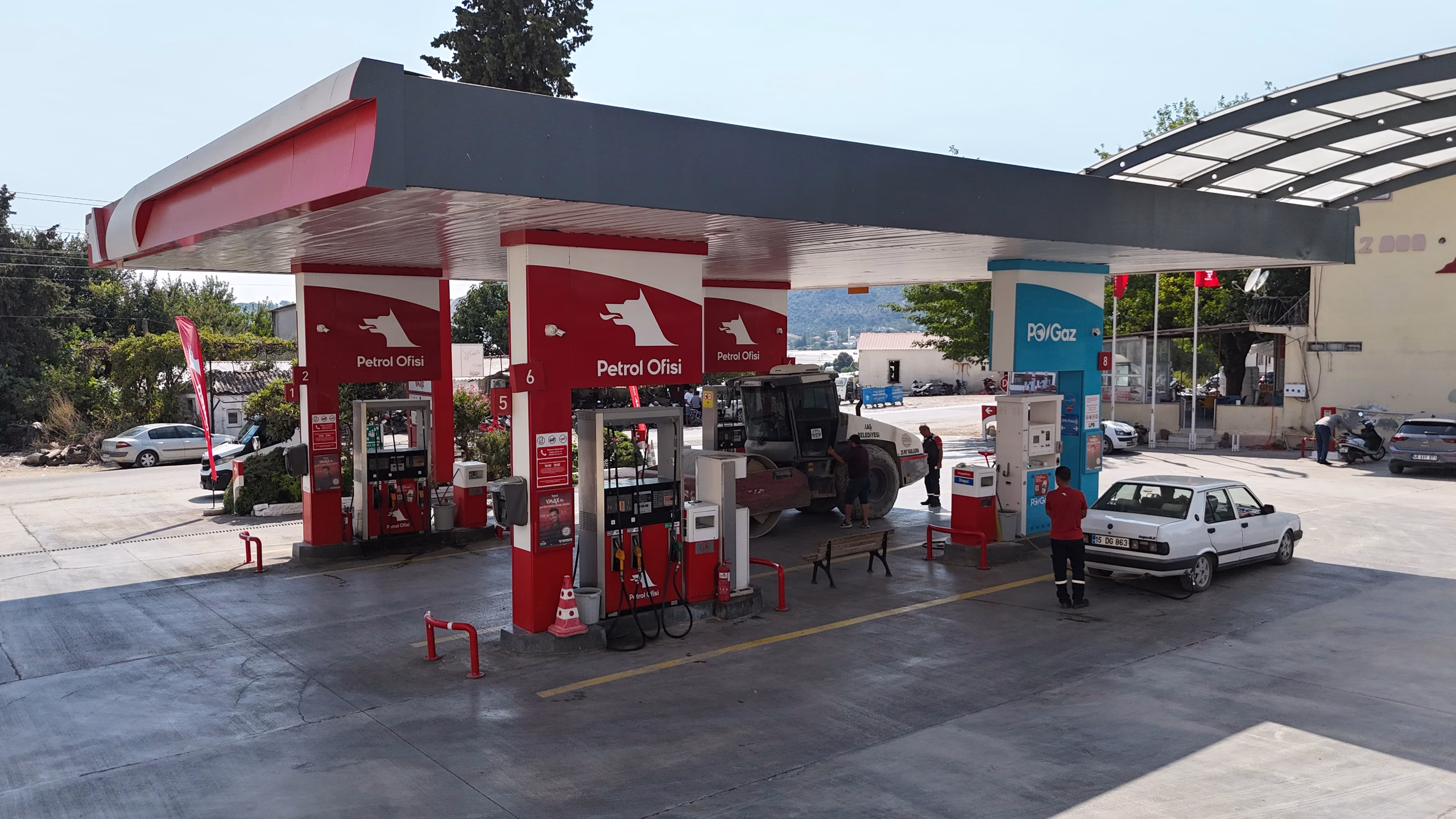 Karaköy Petrol Ofisi istasyonunun havadan görünümü — kanopi, akaryakıt adaları ve Seydikemer çevresi (7/11)