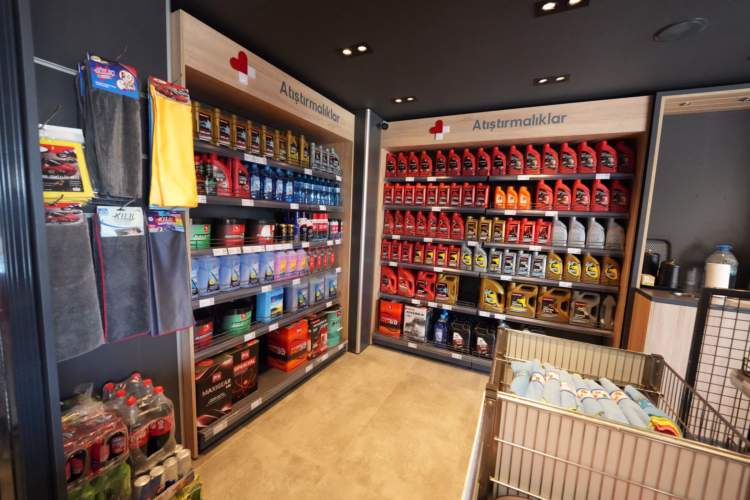 Karaköy istasyonu market ve dinlenme alanı iç görünümü (2/4)