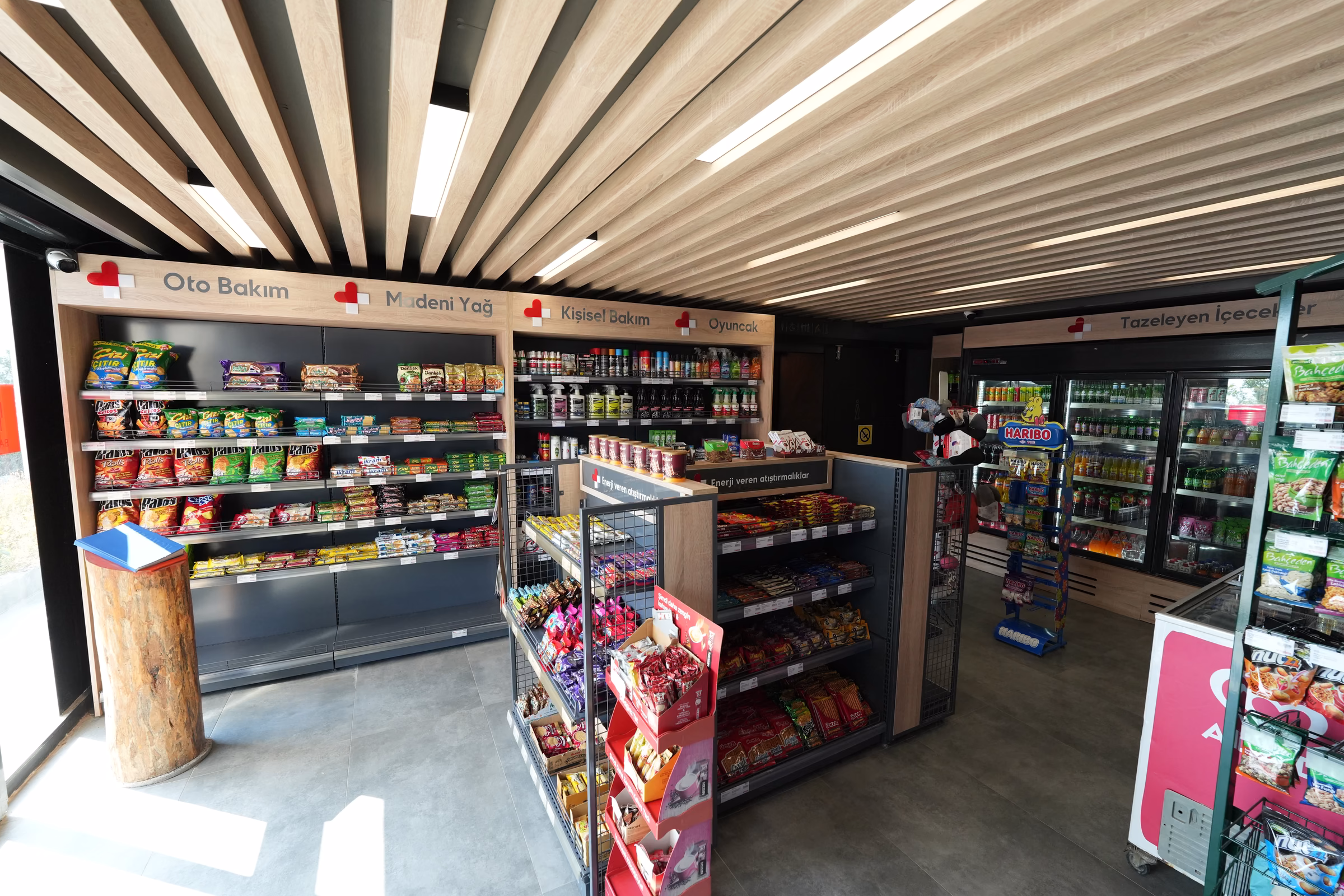 Karaköy istasyonu market ve dinlenme alanı iç görünümü (3/4)