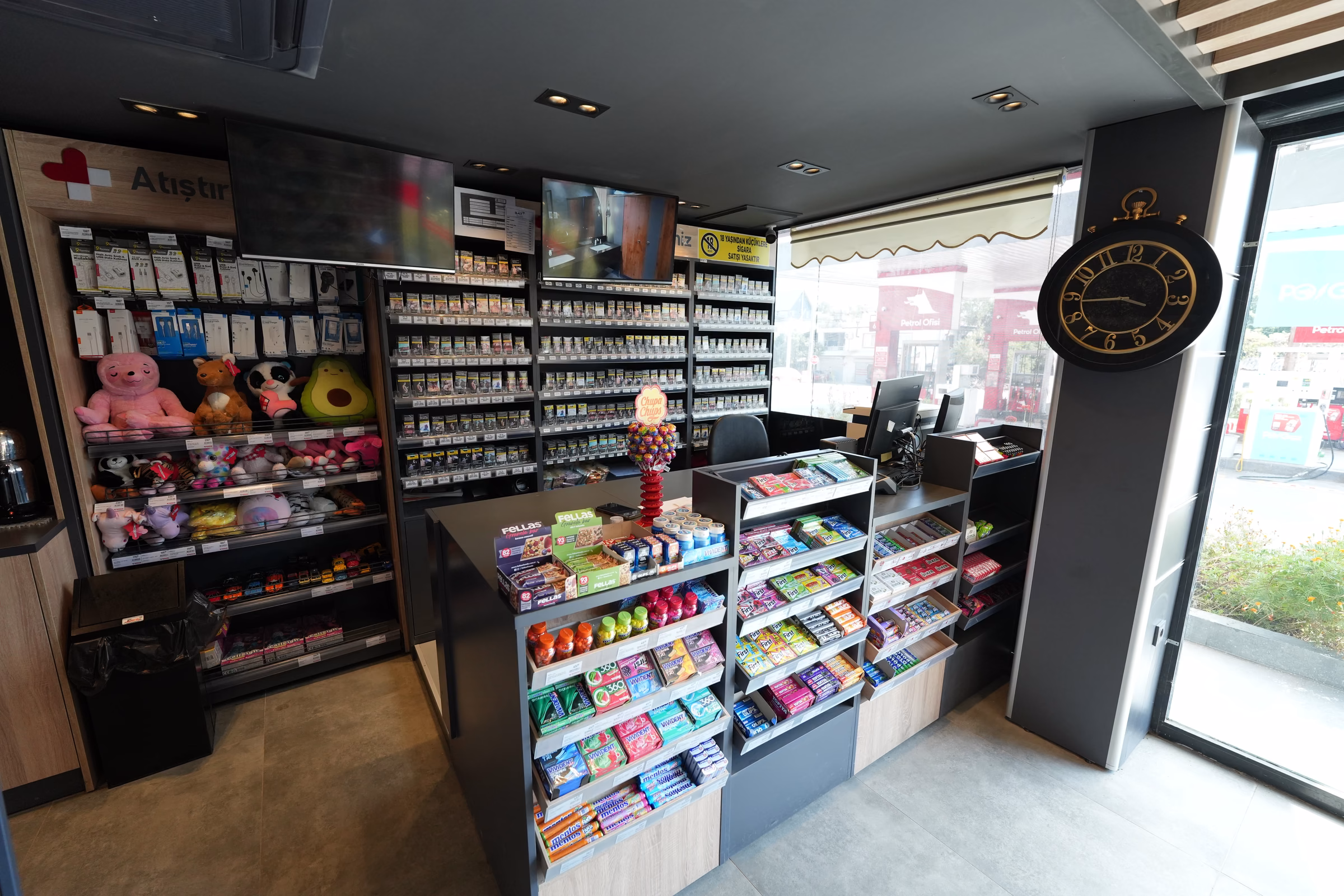 Karaköy istasyonu market ve dinlenme alanı iç görünümü (4/4)