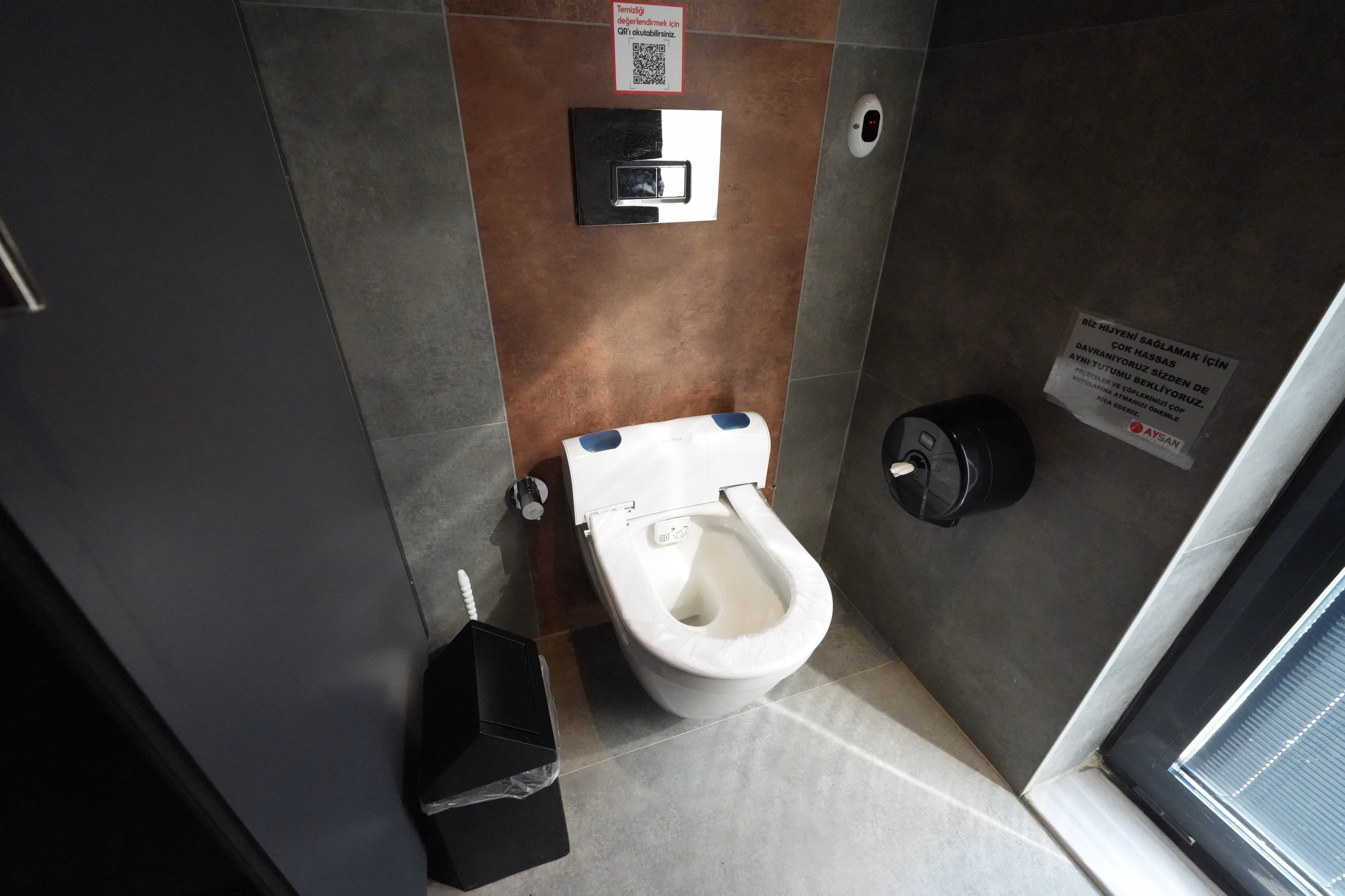 Karaköy istasyonu lavabo ve tuvalet alanı (2/3)