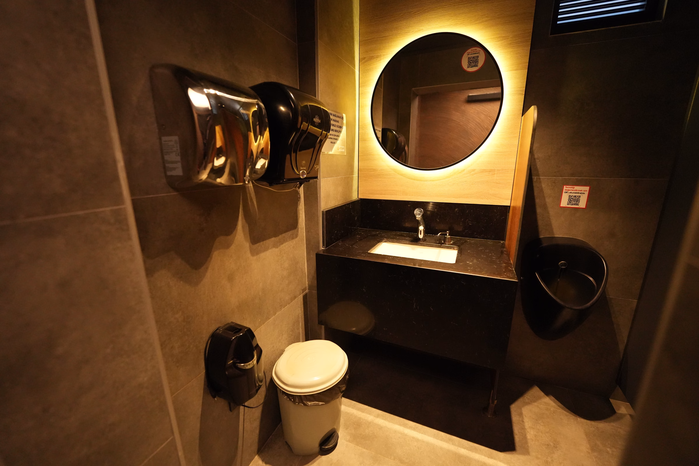 Karaköy istasyonu lavabo ve tuvalet alanı (3/3)