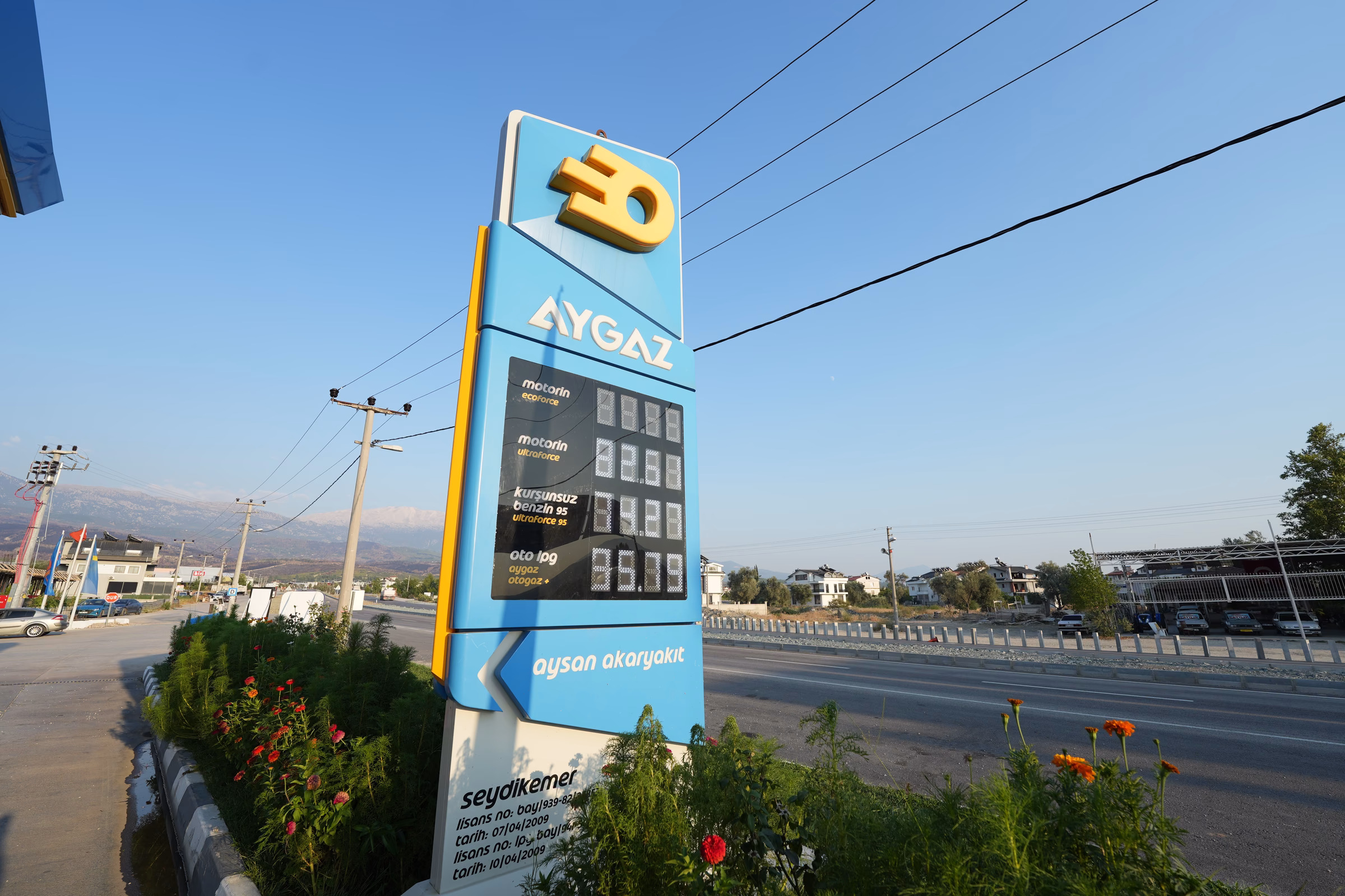 Seydikemer Opet istasyon alanının yerden görünümü — pompalar ve kanopi altı (2/7)