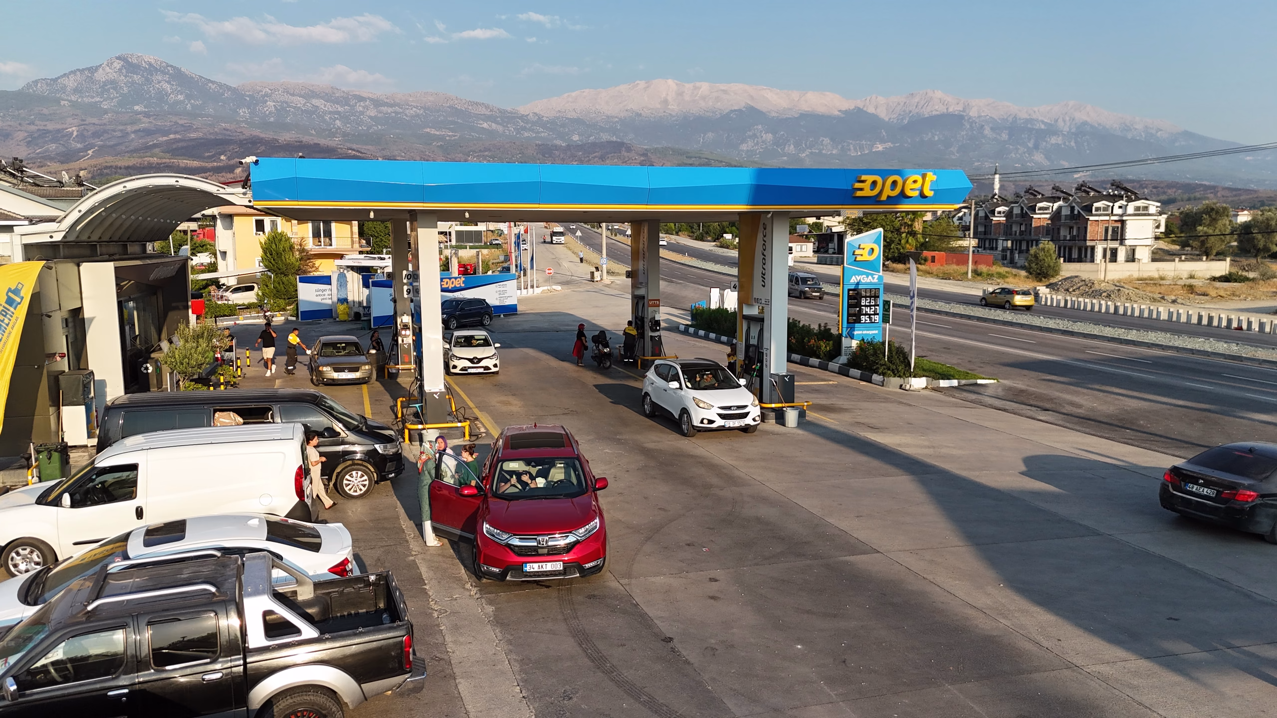 Seydikemer Opet istasyonunun havadan görünümü — kanopi, akaryakıt adaları ve Seydikemer çevresi (1/11)