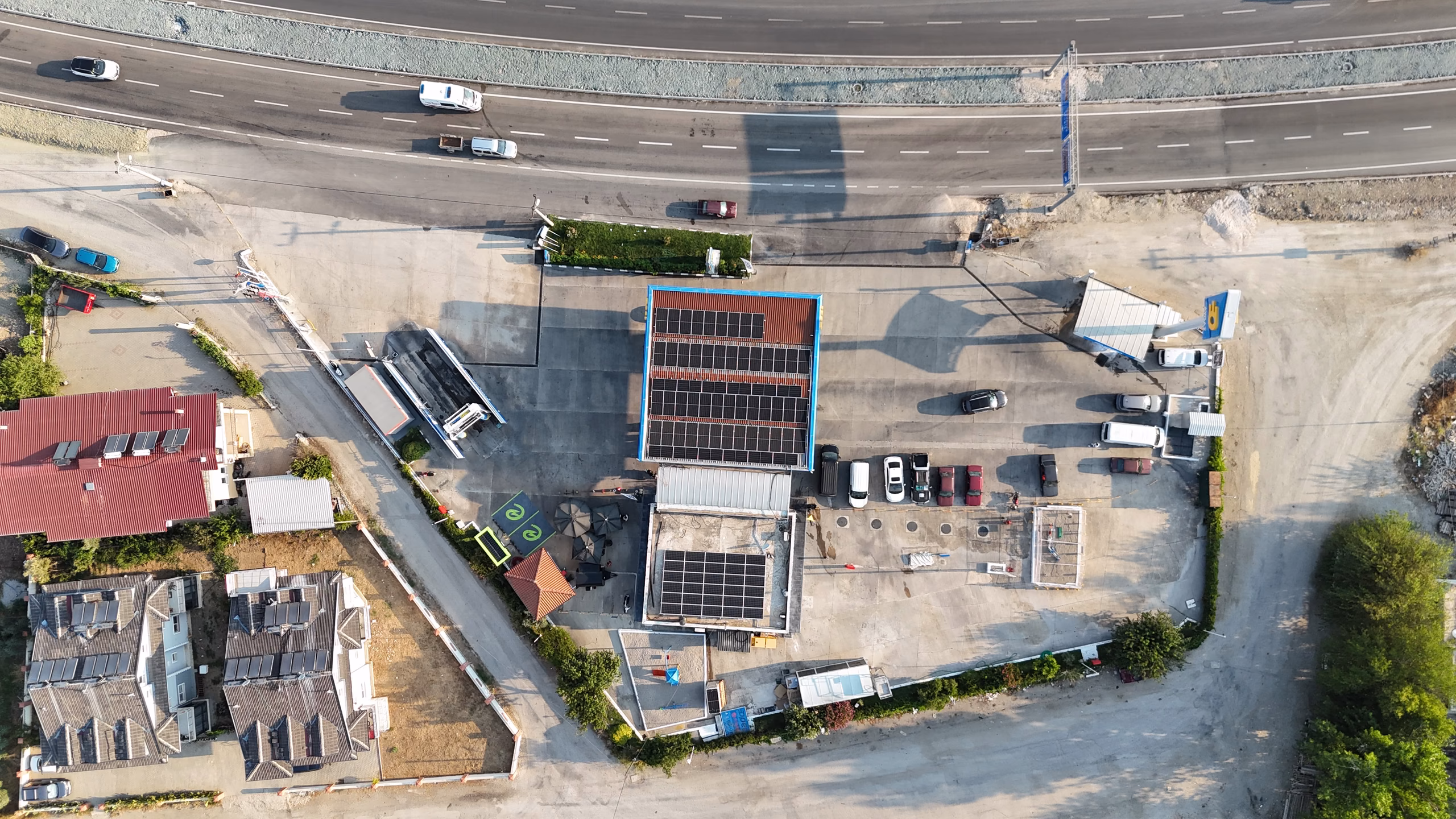 Seydikemer Opet istasyonunun havadan görünümü — kanopi, akaryakıt adaları ve Seydikemer çevresi (6/11)
