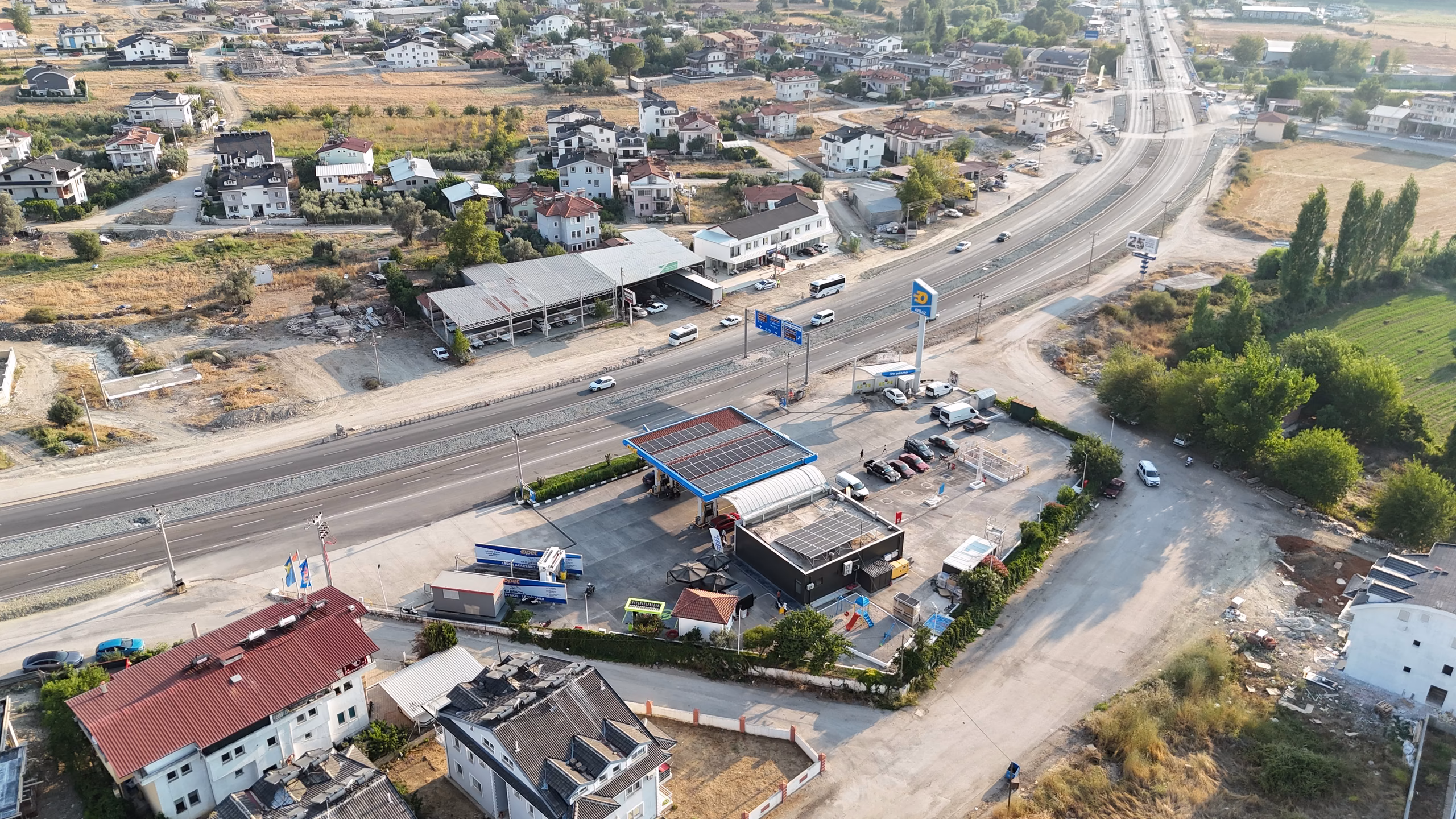Seydikemer Opet istasyonunun havadan görünümü — kanopi, akaryakıt adaları ve Seydikemer çevresi (7/11)