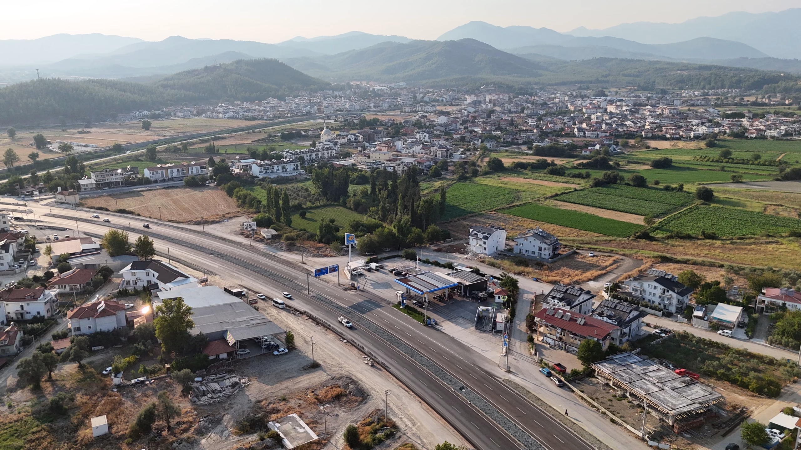 Seydikemer Opet istasyonunun havadan görünümü — kanopi, akaryakıt adaları ve Seydikemer çevresi (8/11)