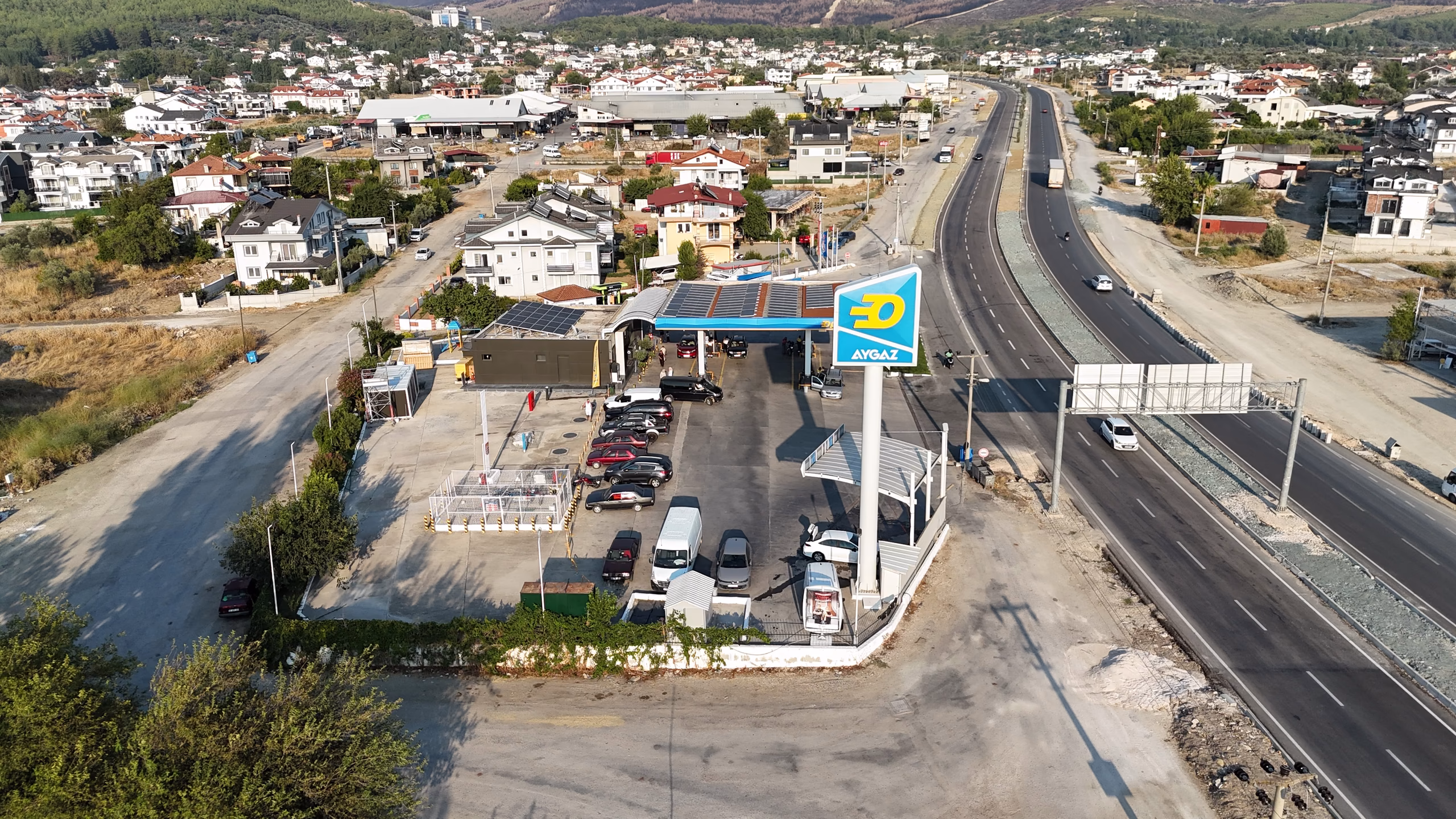 Seydikemer Opet istasyonunun havadan görünümü — kanopi, akaryakıt adaları ve Seydikemer çevresi (10/11)