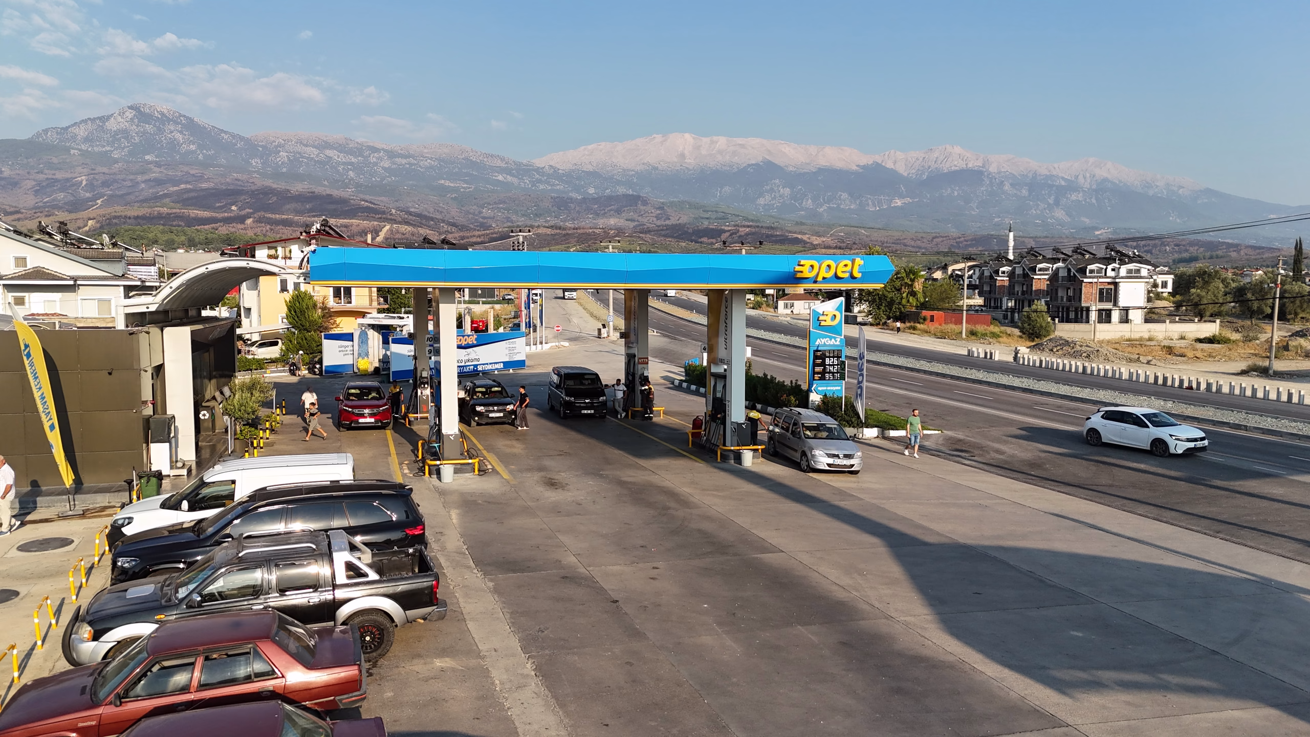Seydikemer Opet istasyonunun havadan görünümü — kanopi, akaryakıt adaları ve Seydikemer çevresi (11/11)