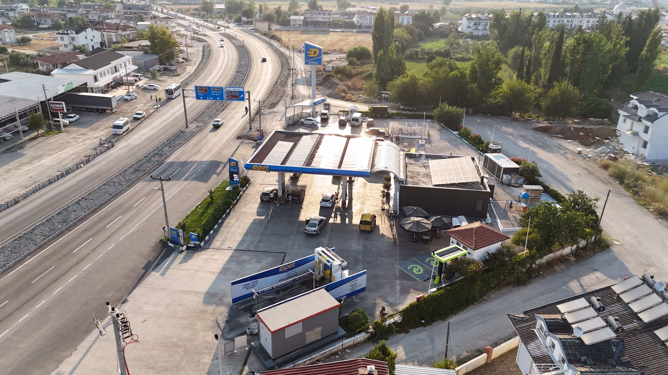 Seydikemer Opet istasyonunun havadan görünümü — kanopi, akaryakıt adaları ve Seydikemer çevresi (3/11)