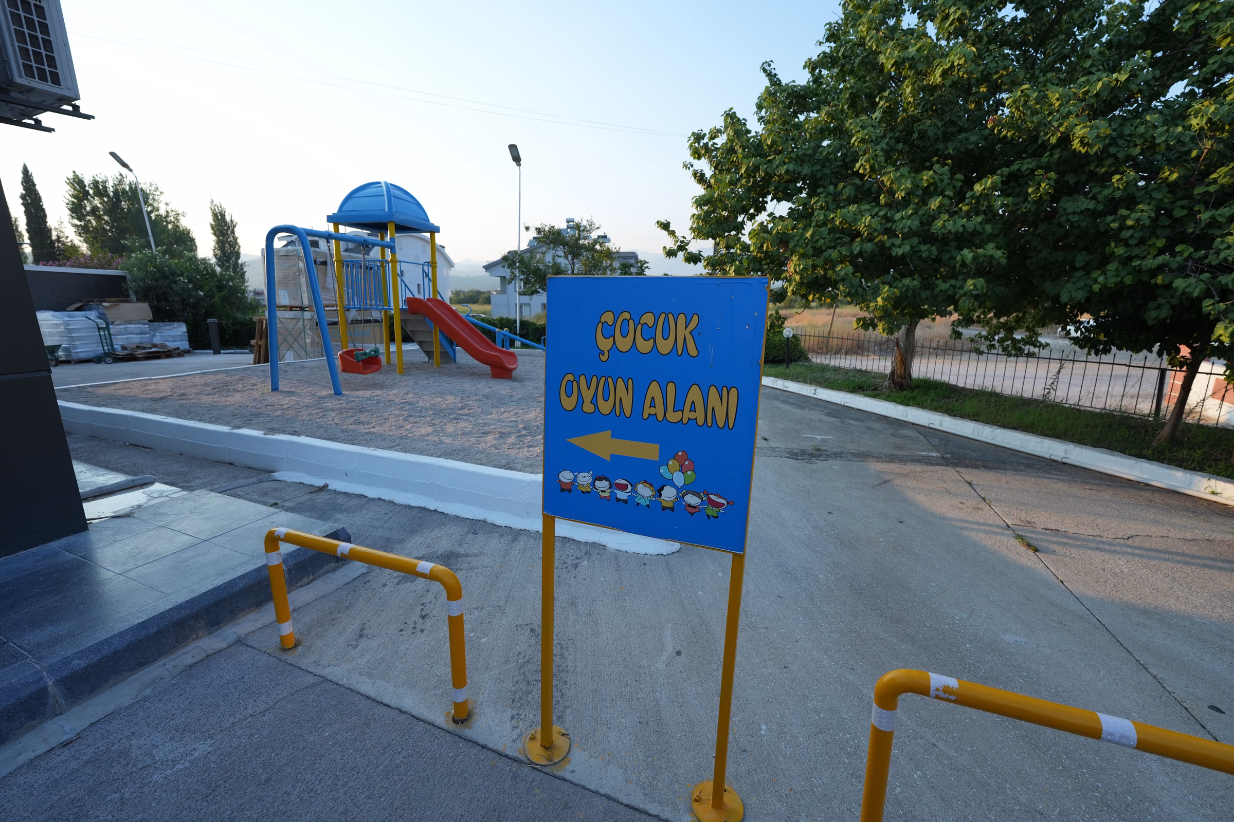 Seydikemer Opet istasyonunda otopark alanı (2/2)