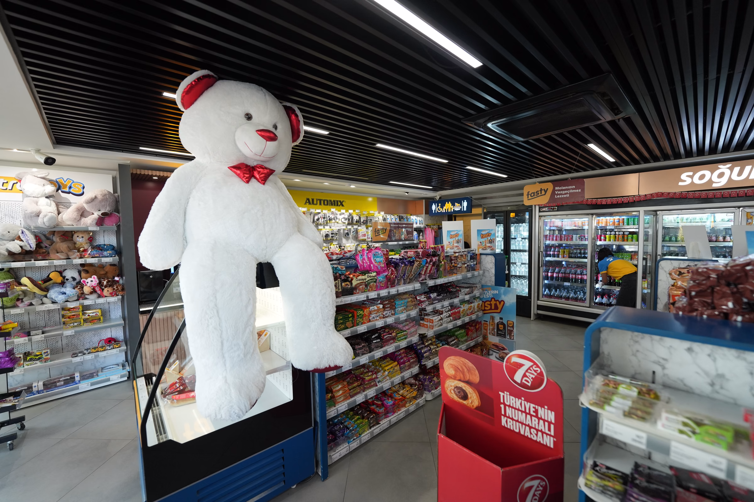 Seydikemer Opet istasyonu market ve dinlenme alanı iç görünümü (1/6)