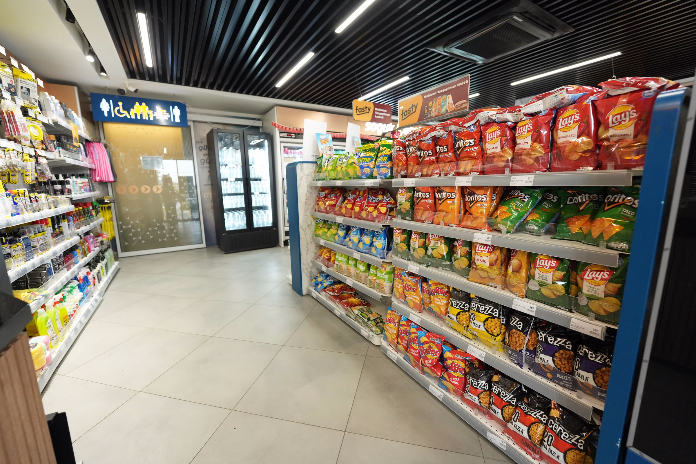 İstasyon marketinin raf ve kasa alanı