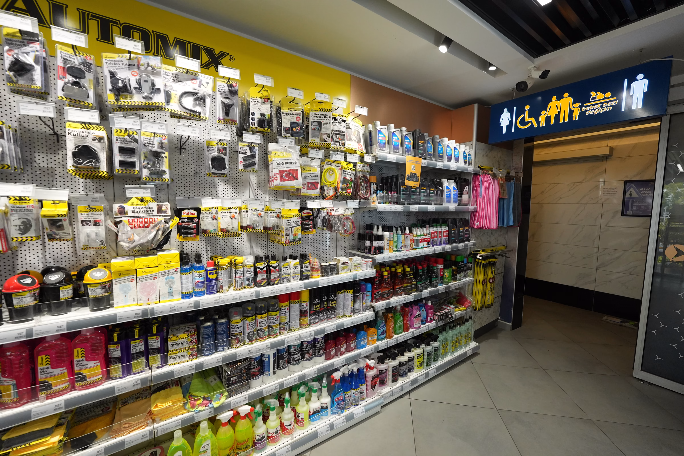 Seydikemer Opet istasyonu market ve dinlenme alanı iç görünümü (4/6)