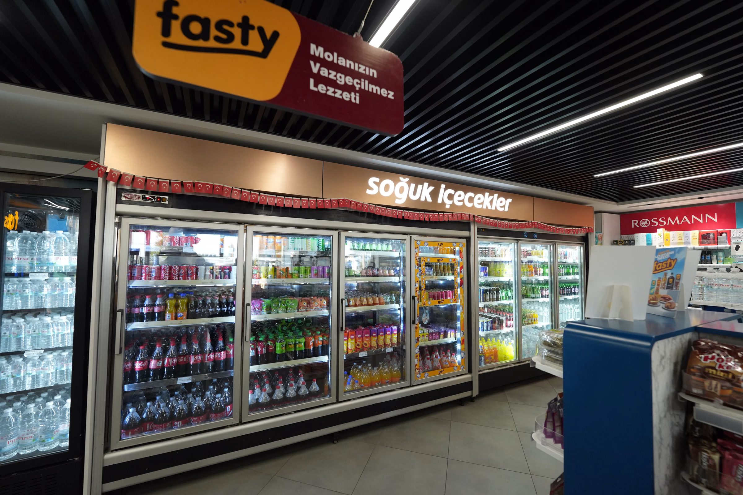 Seydikemer Opet istasyonu market ve dinlenme alanı iç görünümü (5/6)