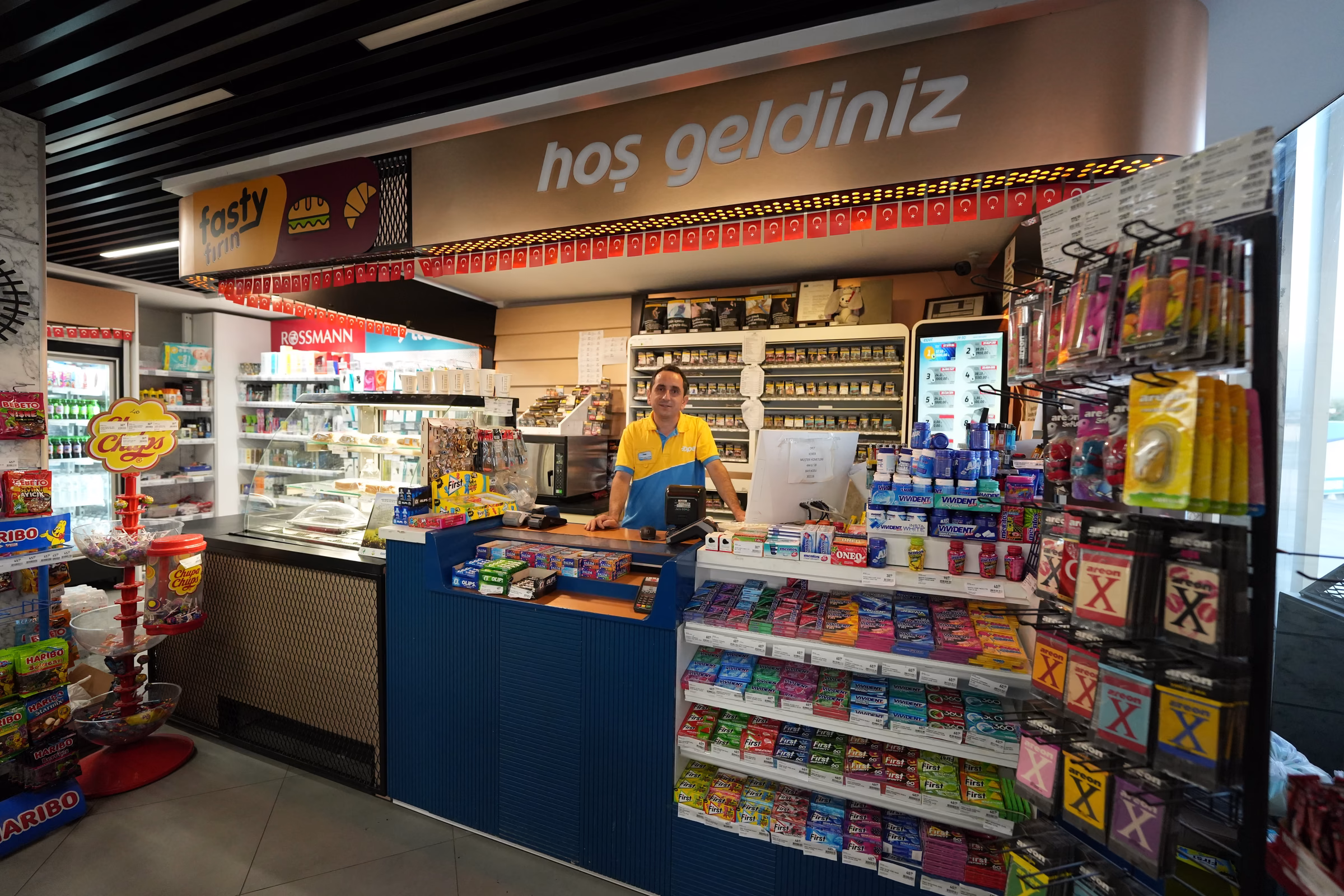 Seydikemer Opet istasyonu market ve dinlenme alanı iç görünümü (6/6)