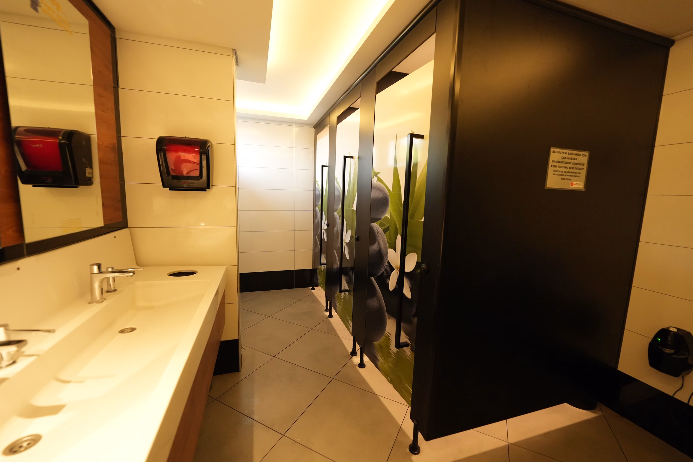 Seydikemer Opet istasyonu lavabo ve tuvalet alanı (1/7)