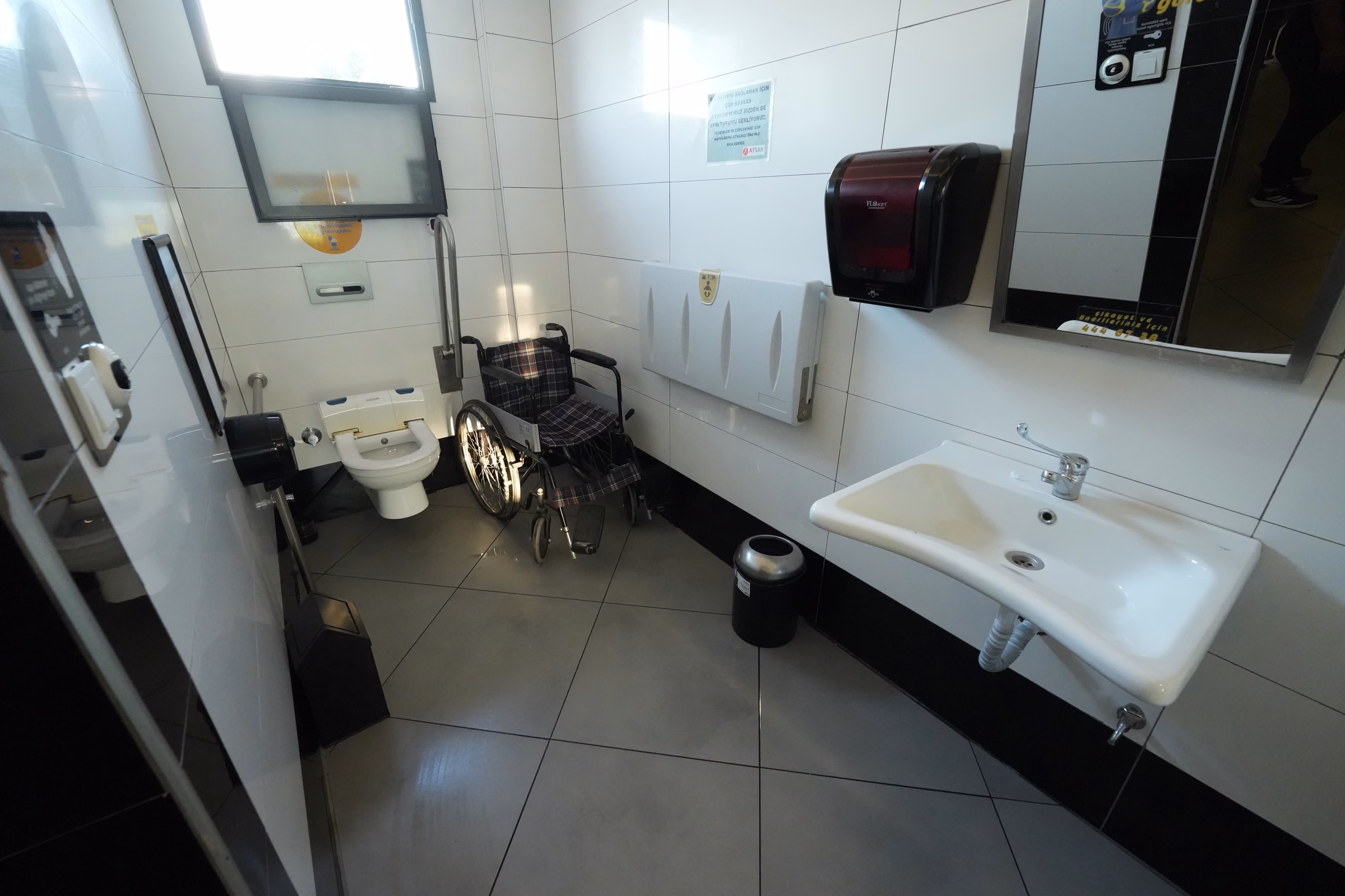 Seydikemer Opet istasyonu lavabo ve tuvalet alanı (4/7)