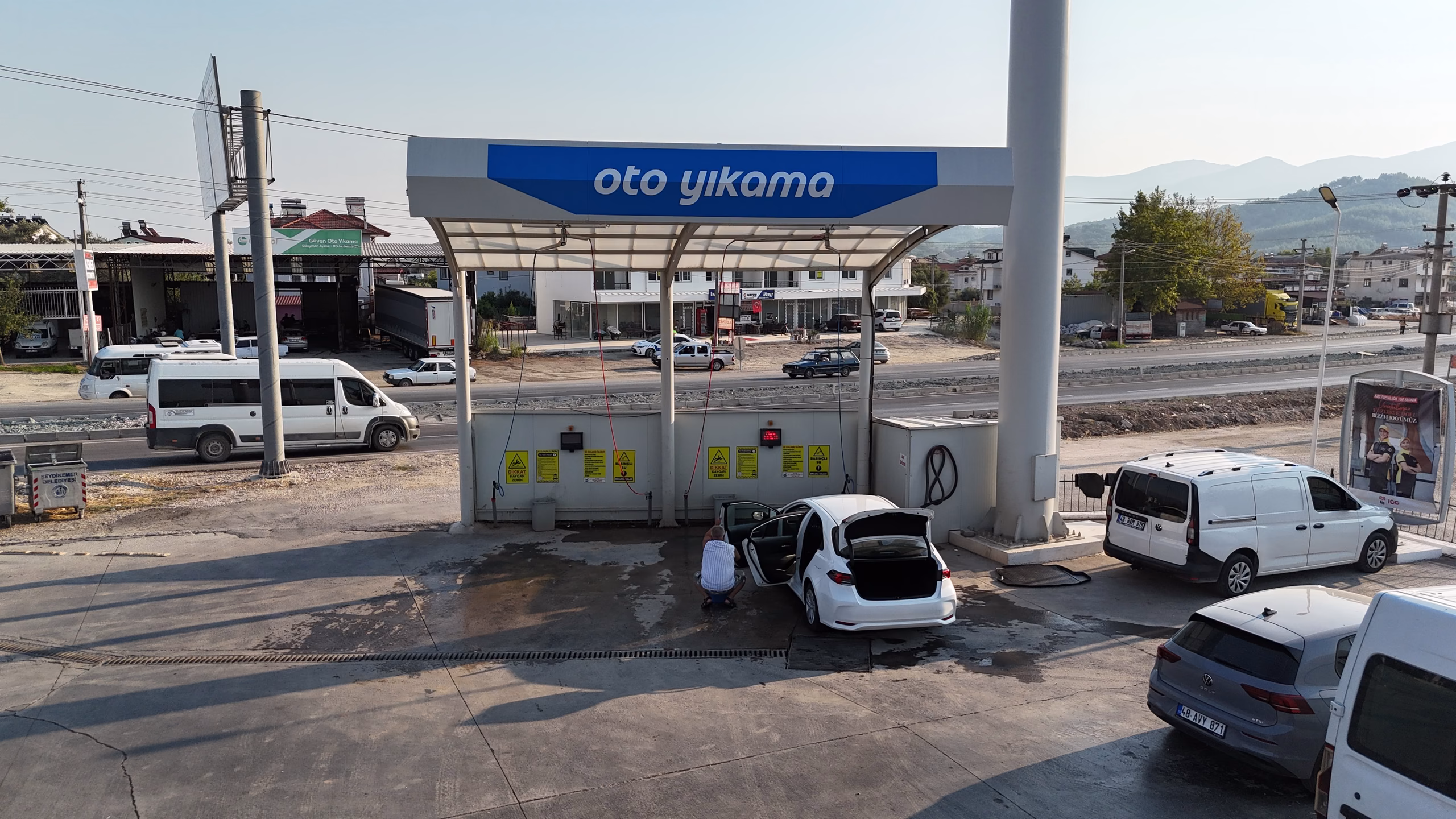 Seydikemer Opet istasyonundaki oto yıkama alanı (1/3)