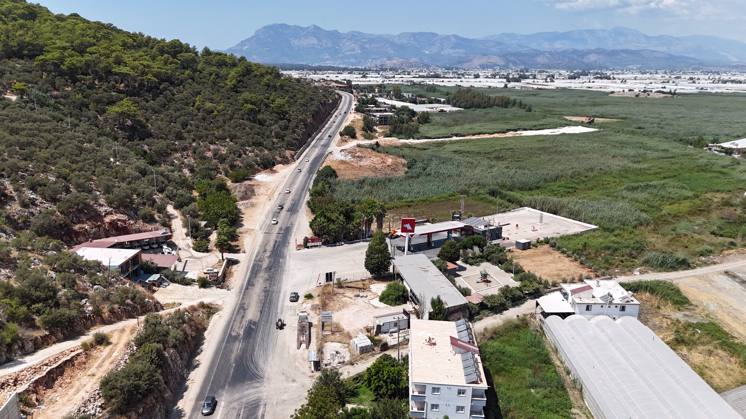 Yeşilköy Petrol Ofisi istasyonunun havadan görünümü — kanopi, akaryakıt adaları ve Kaş çevresi (2/9)