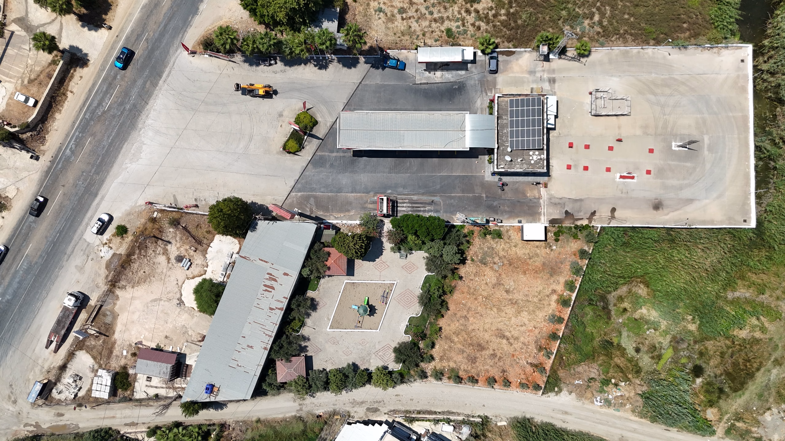 Yeşilköy Petrol Ofisi istasyonunun havadan görünümü — kanopi, akaryakıt adaları ve Kaş çevresi (3/9)