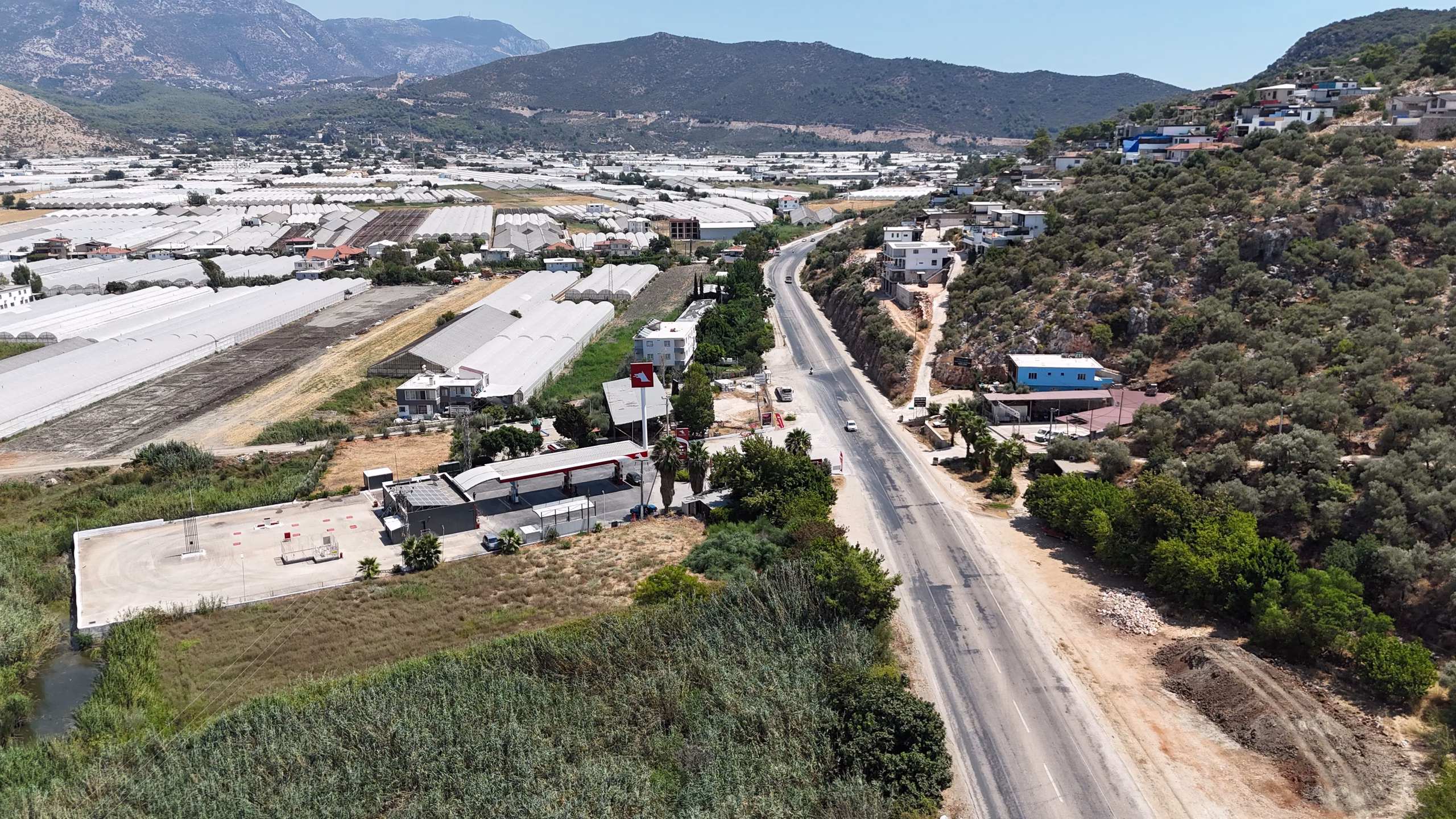 Yeşilköy Petrol Ofisi istasyonunun havadan görünümü — kanopi, akaryakıt adaları ve Kaş çevresi (4/9)