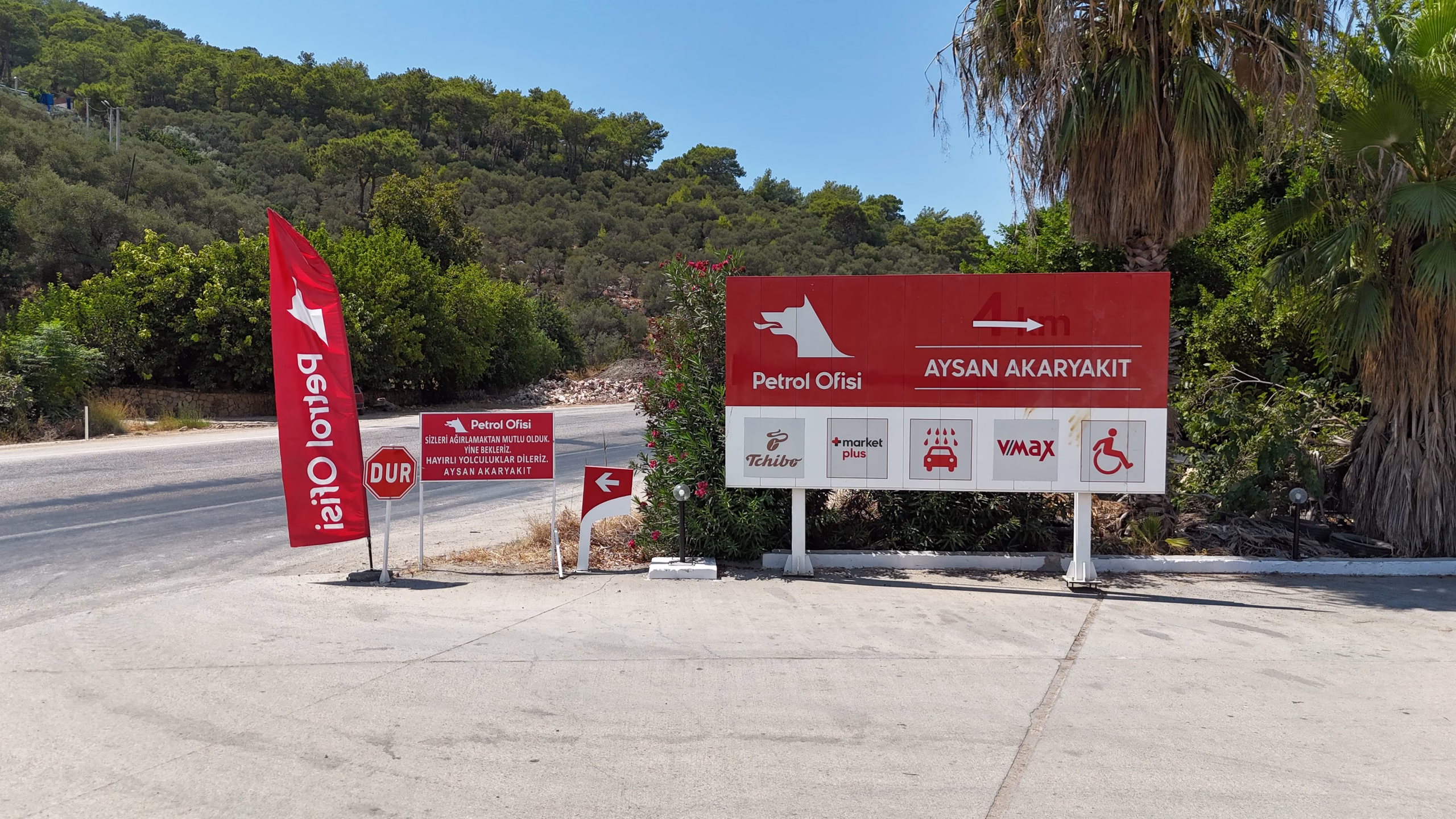 Yeşilköy Petrol Ofisi istasyonunun havadan görünümü — kanopi, akaryakıt adaları ve Kaş çevresi (5/9)