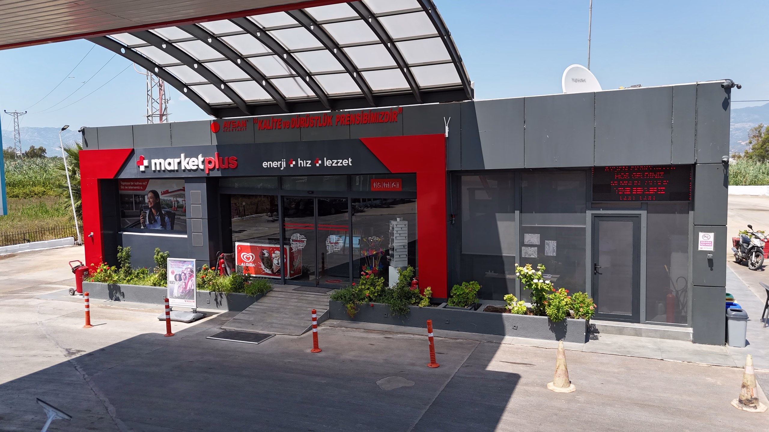 Yeşilköy Petrol Ofisi istasyonunun havadan görünümü — kanopi, akaryakıt adaları ve Kaş çevresi (6/9)
