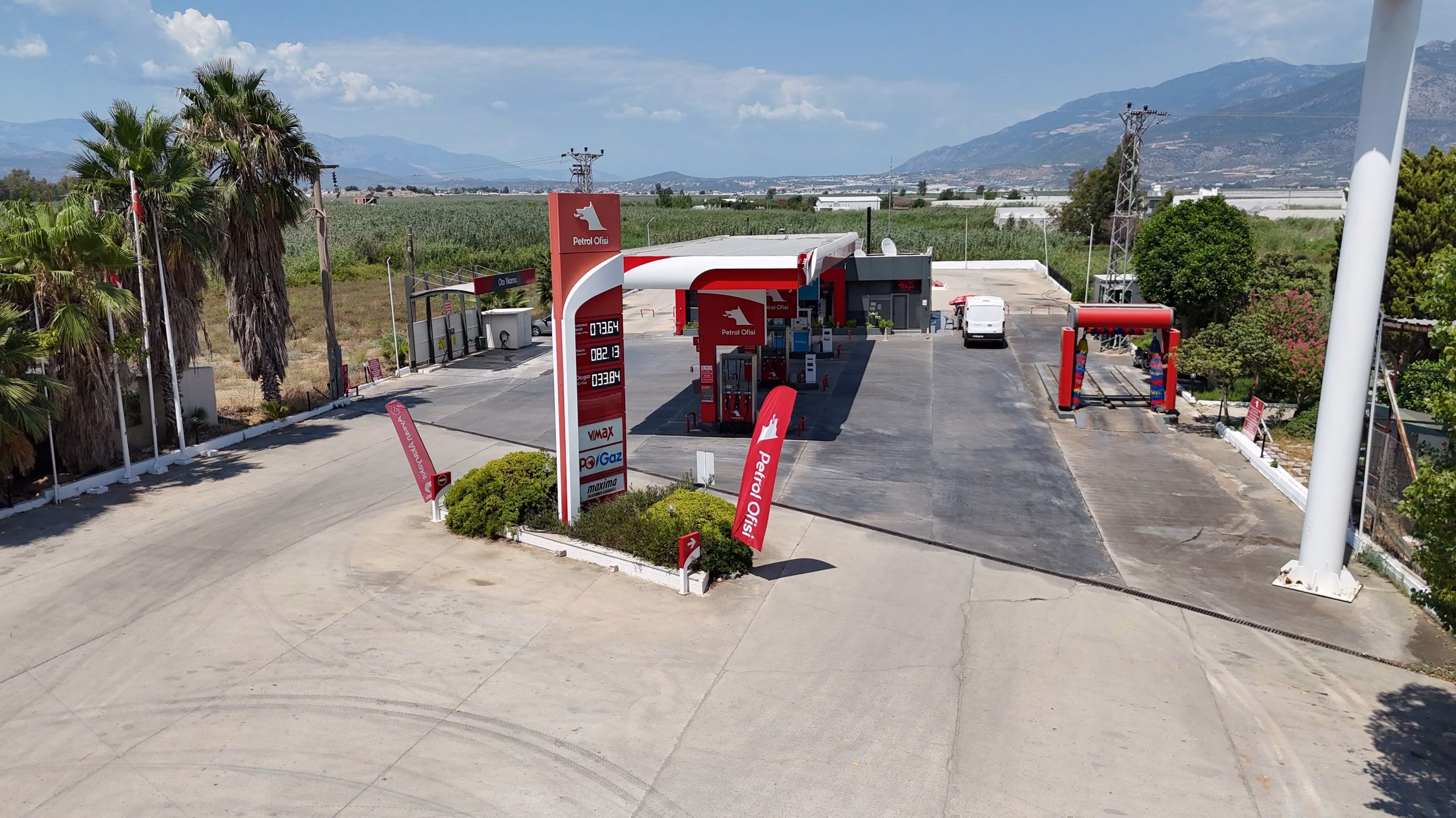 Yeşilköy Petrol Ofisi istasyonunun havadan görünümü — kanopi, akaryakıt adaları ve Kaş çevresi (7/9)
