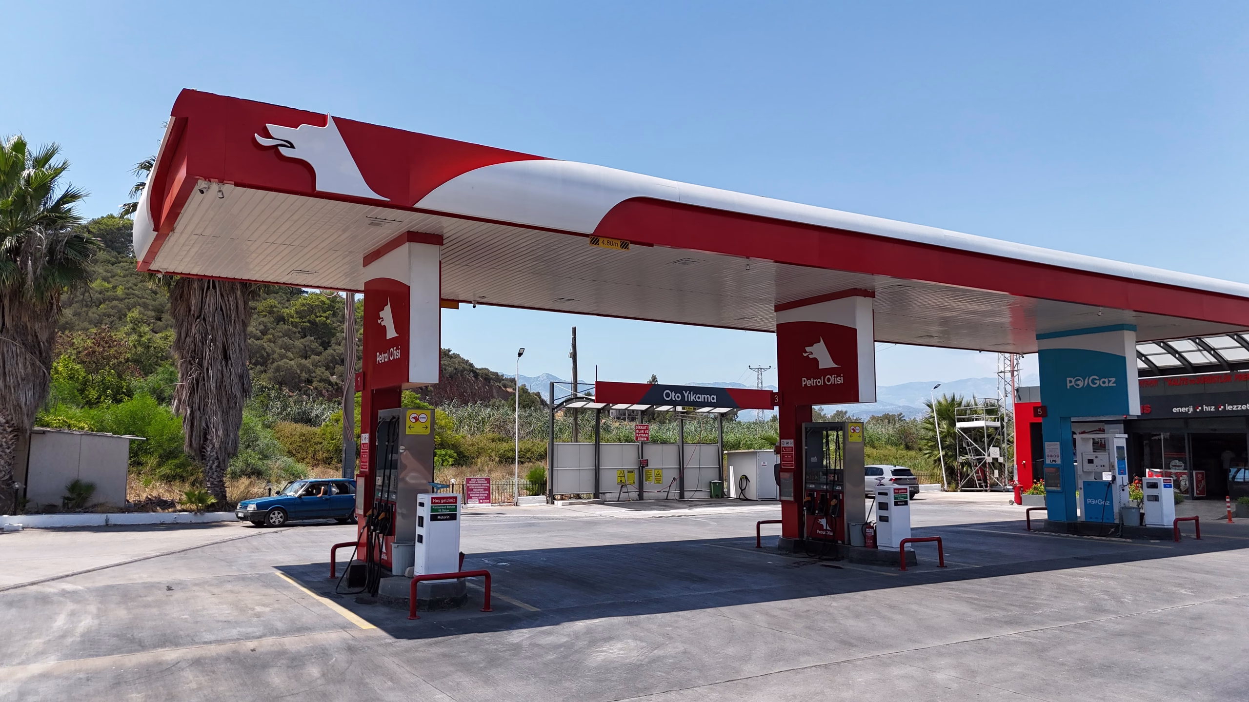 Yeşilköy Petrol Ofisi istasyonunun havadan görünümü — kanopi, akaryakıt adaları ve Kaş çevresi (8/9)
