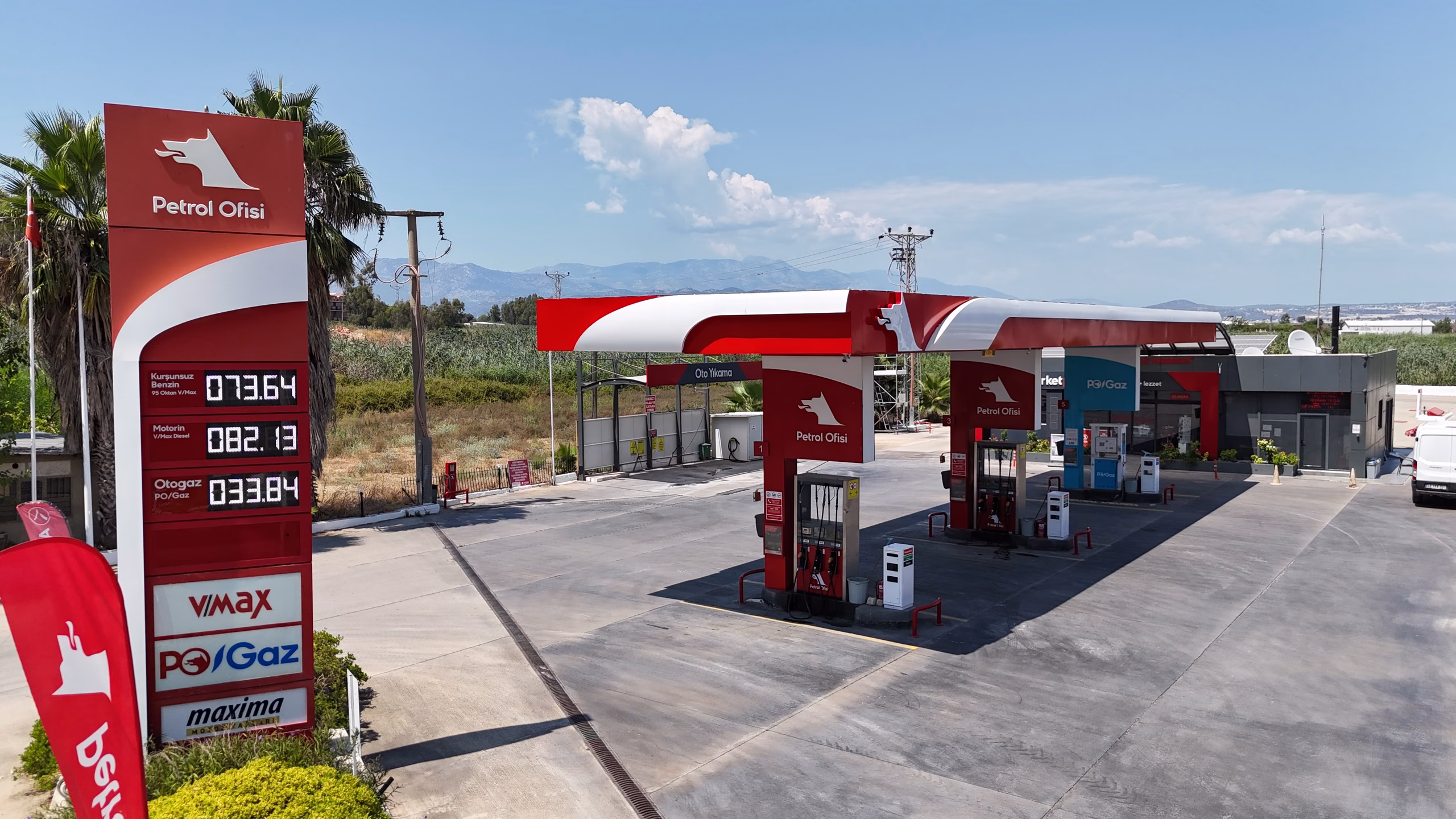 Yeşilköy Petrol Ofisi istasyonunun havadan görünümü — kanopi, akaryakıt adaları ve Kaş çevresi (9/9)