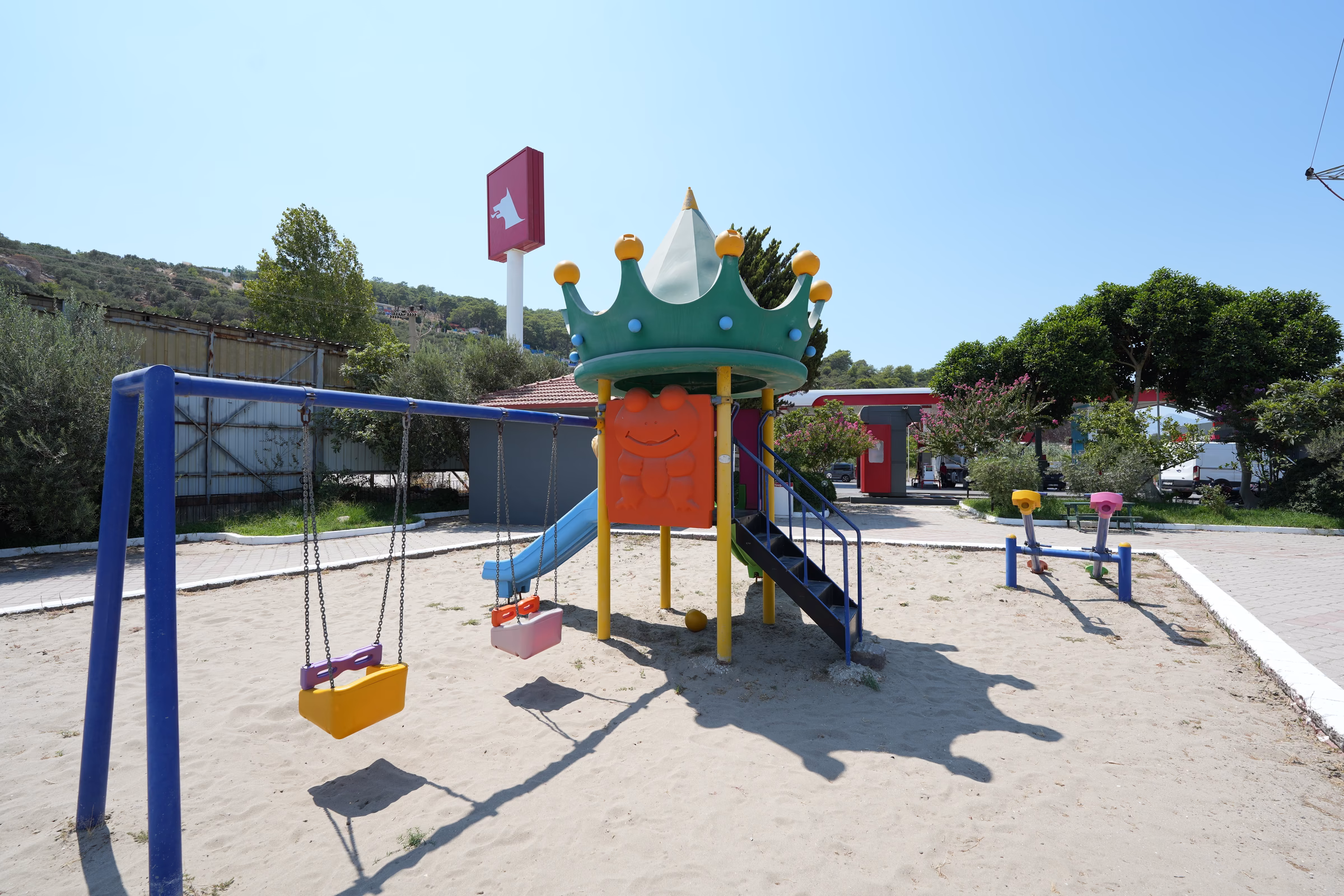 Yeşilköy istasyonunda otopark ve dinlenme alanı (1/2)