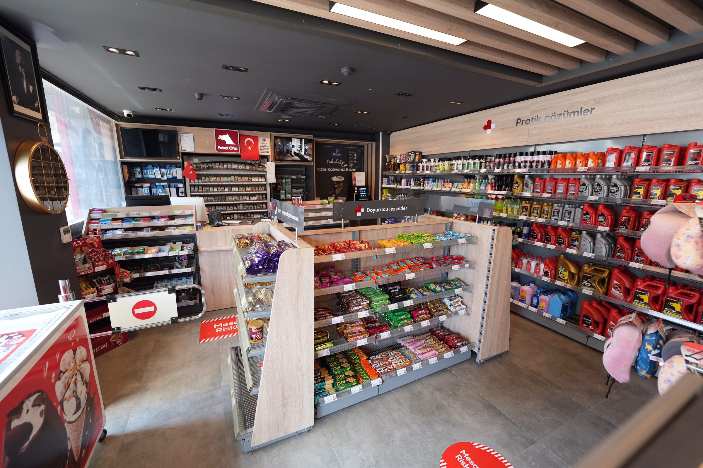 Yeşilköy istasyonu market ve dinlenme alanı iç görünümü (2/5)