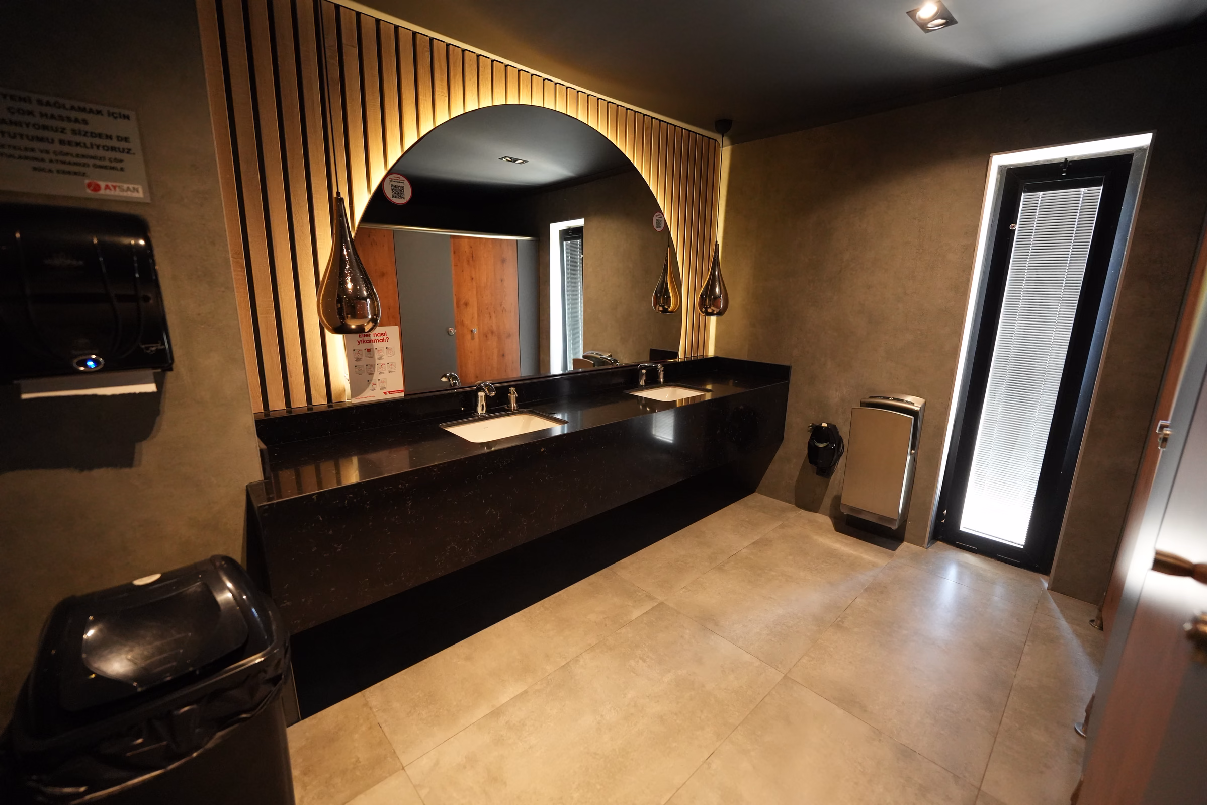 Yeşilköy istasyonu lavabo ve tuvalet alanı (2/5)