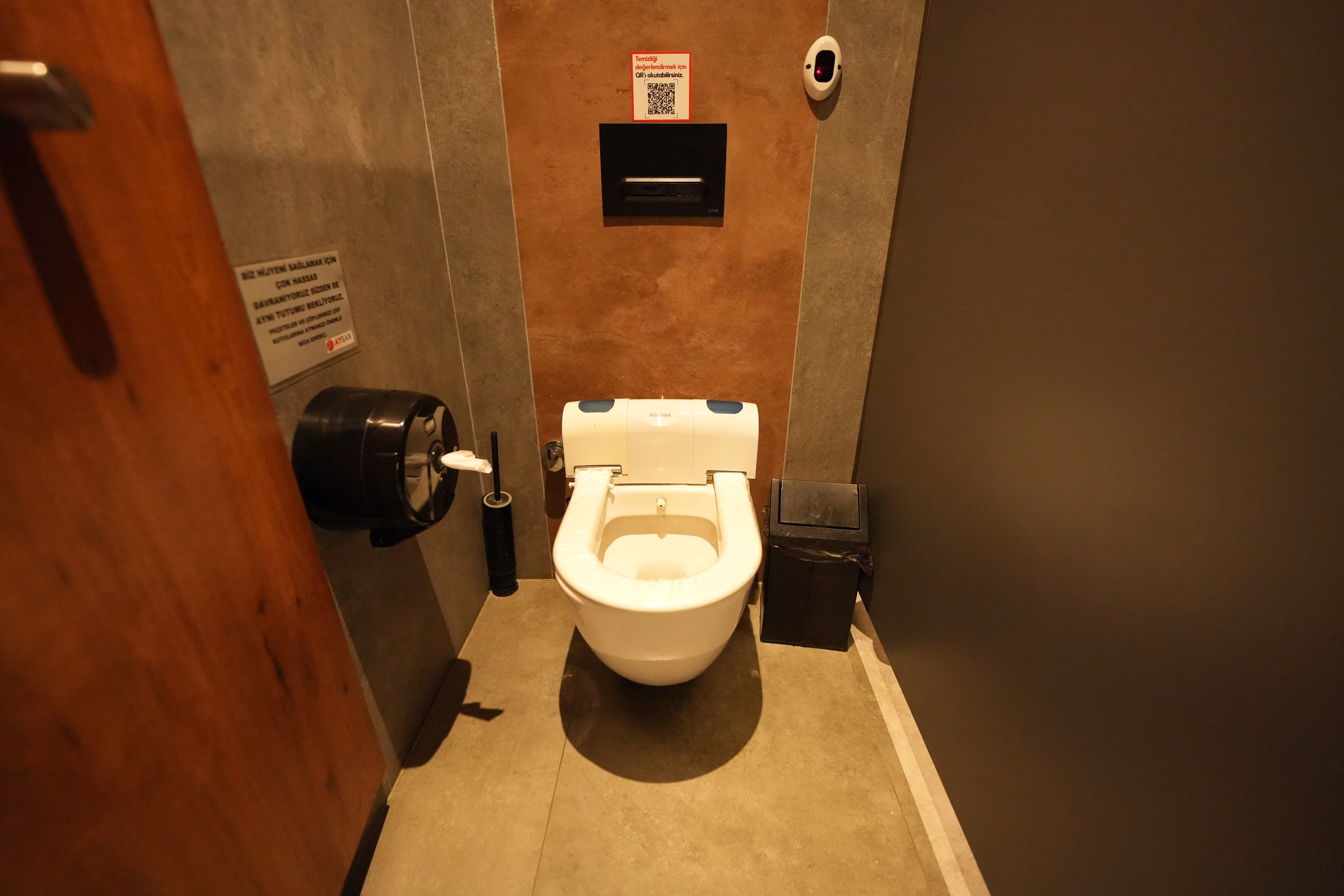 Yeşilköy istasyonu lavabo ve tuvalet alanı (3/5)